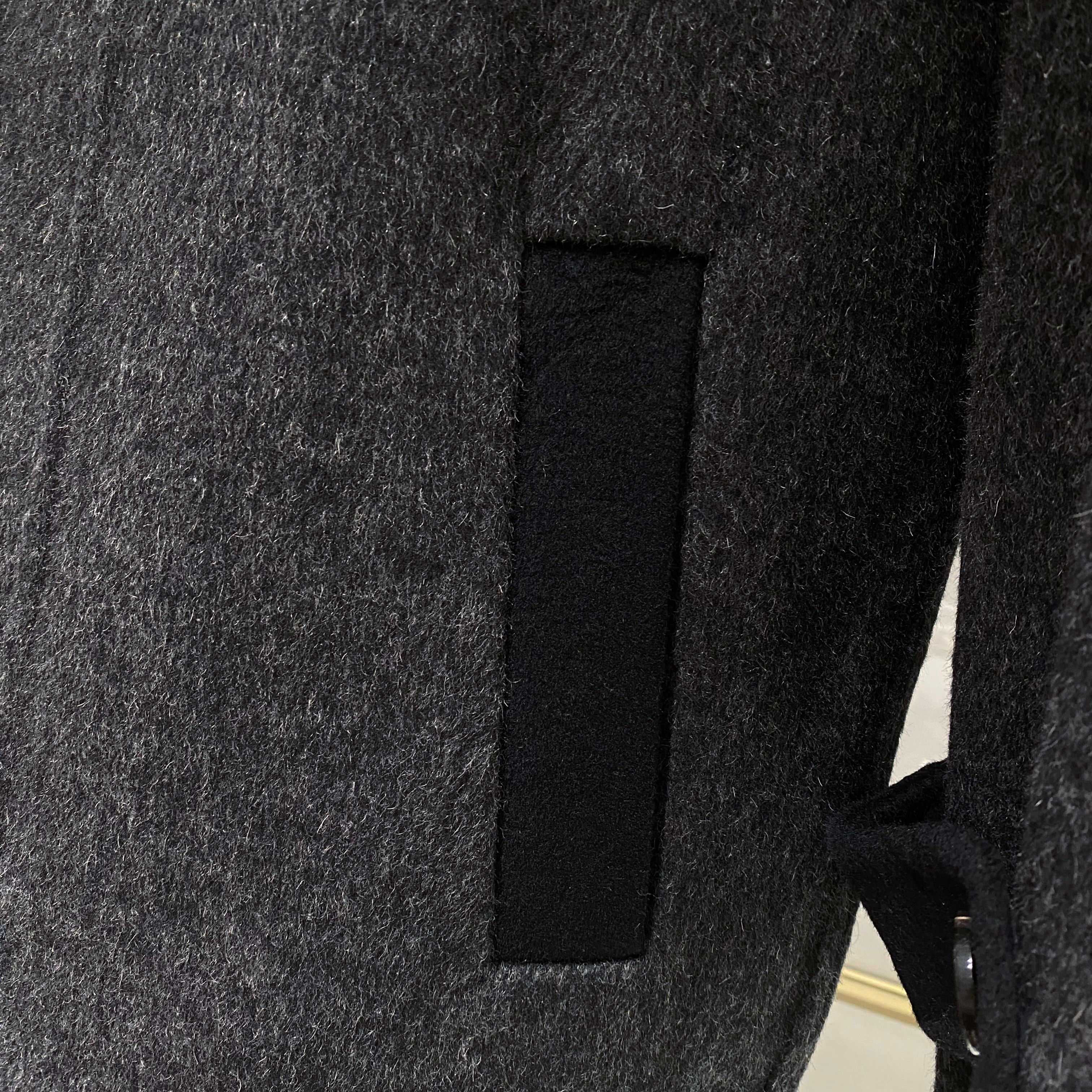 【典藏臻品】爱*仕秋冬季最新中长款羊毛大衣｜深灰美学，细节成就非凡】顶级羊毛质感：深灰色羊毛面料呈现细腻