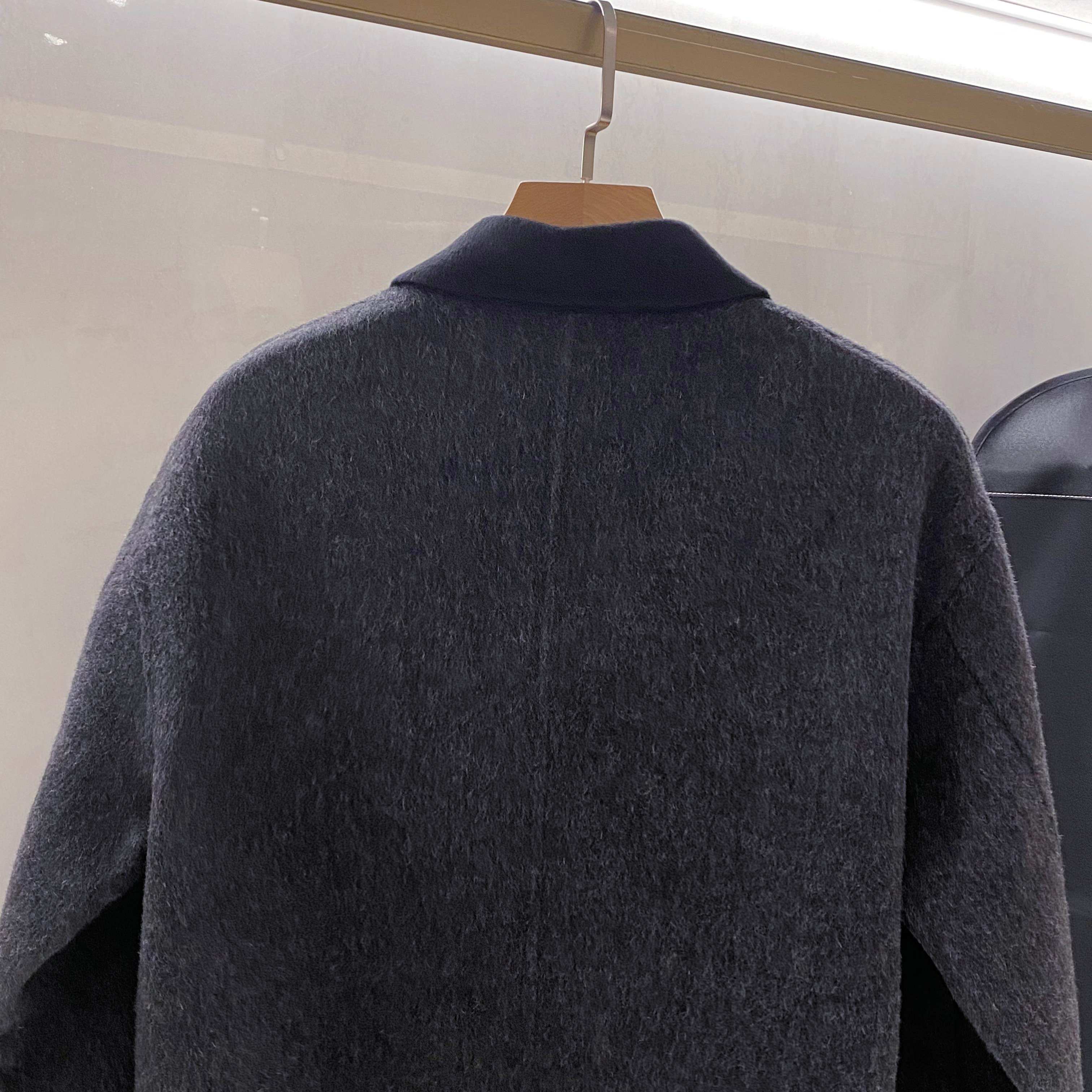 【典藏臻品】爱*仕秋冬季最新中长款羊毛大衣｜深灰美学，细节成就非凡】顶级羊毛质感：深灰色羊毛面料呈现细腻