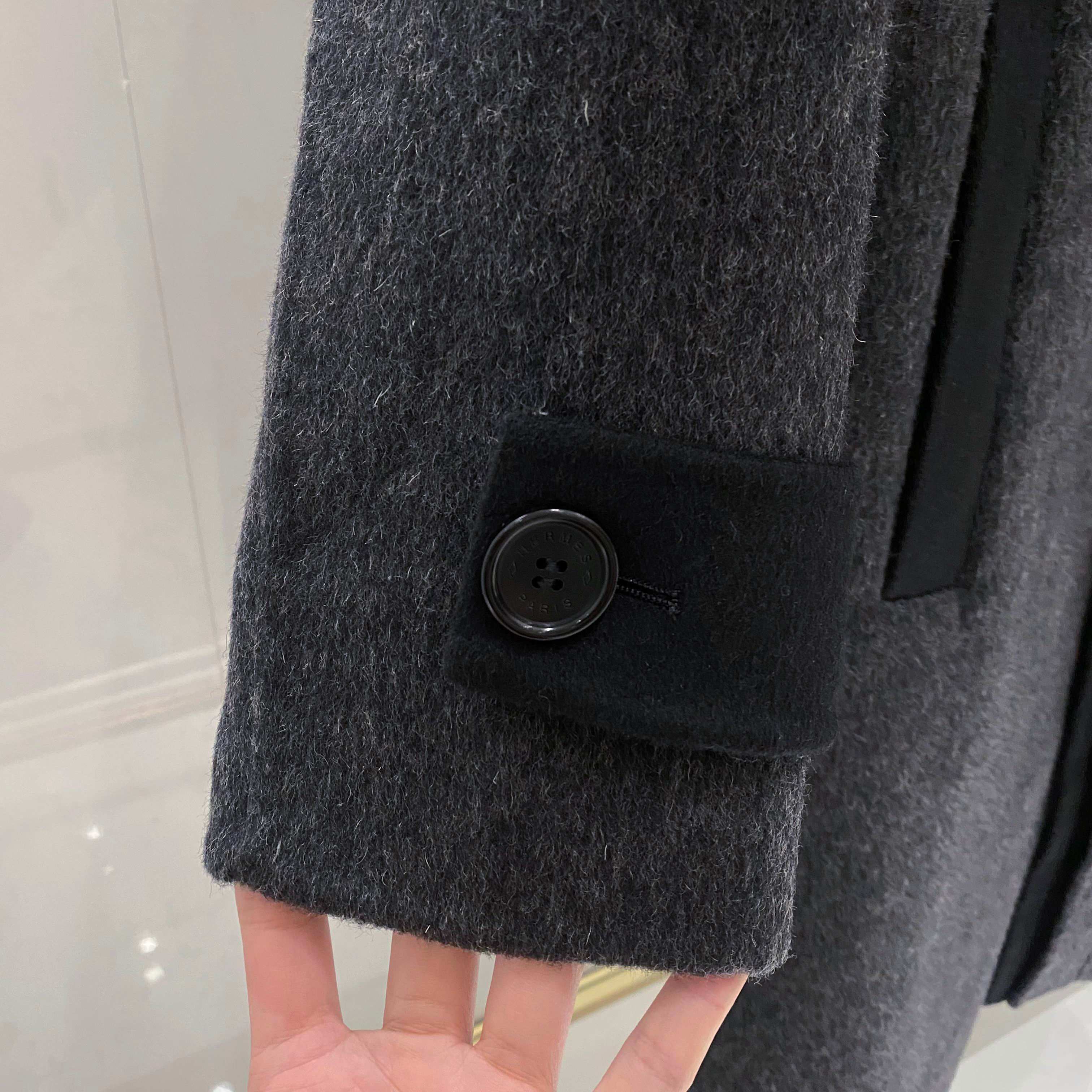 【典藏臻品】爱*仕秋冬季最新中长款羊毛大衣｜深灰美学，细节成就非凡】顶级羊毛质感：深灰色羊毛面料呈现细腻