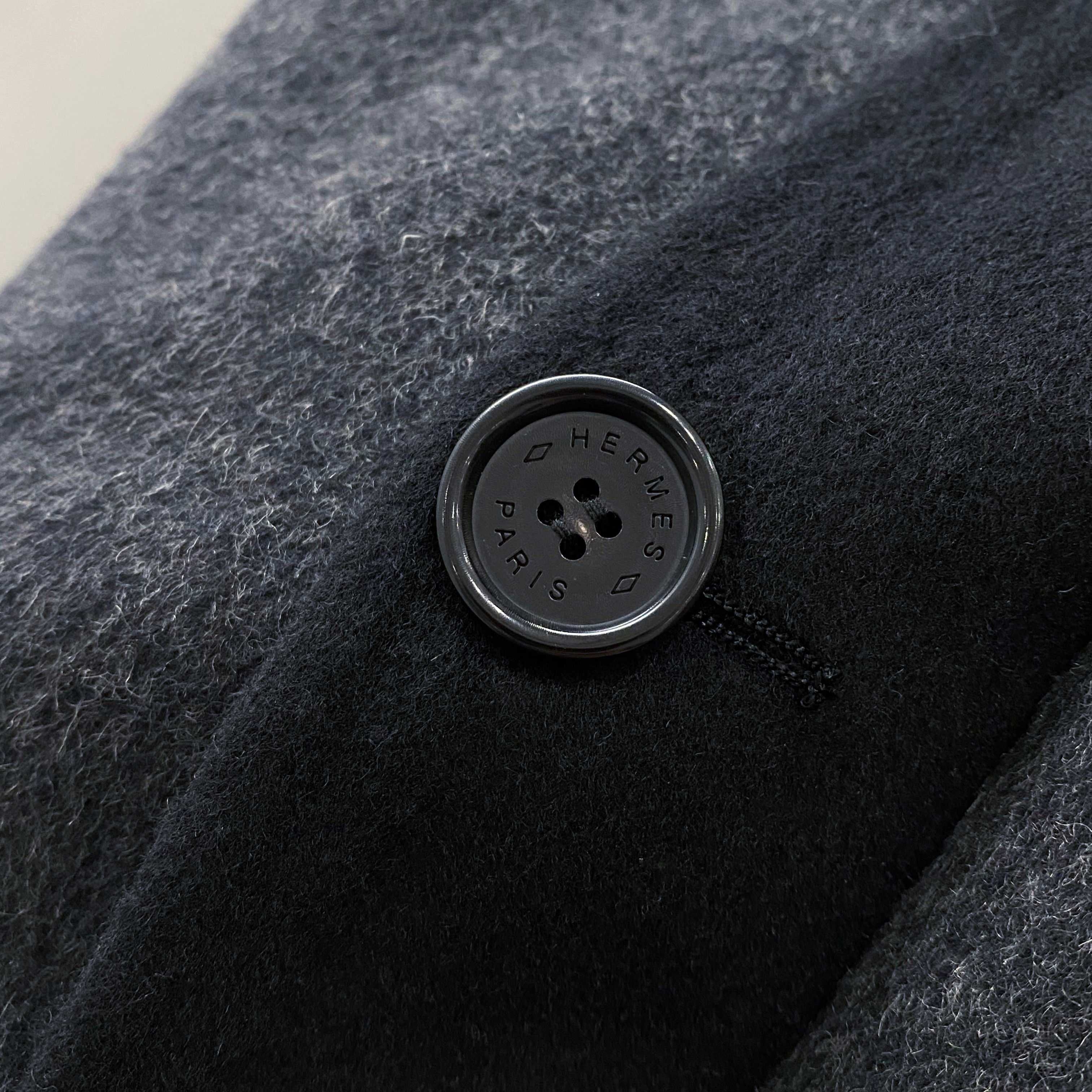 【典藏臻品】爱*仕秋冬季最新中长款羊毛大衣｜深灰美学，细节成就非凡】顶级羊毛质感：深灰色羊毛面料呈现细腻