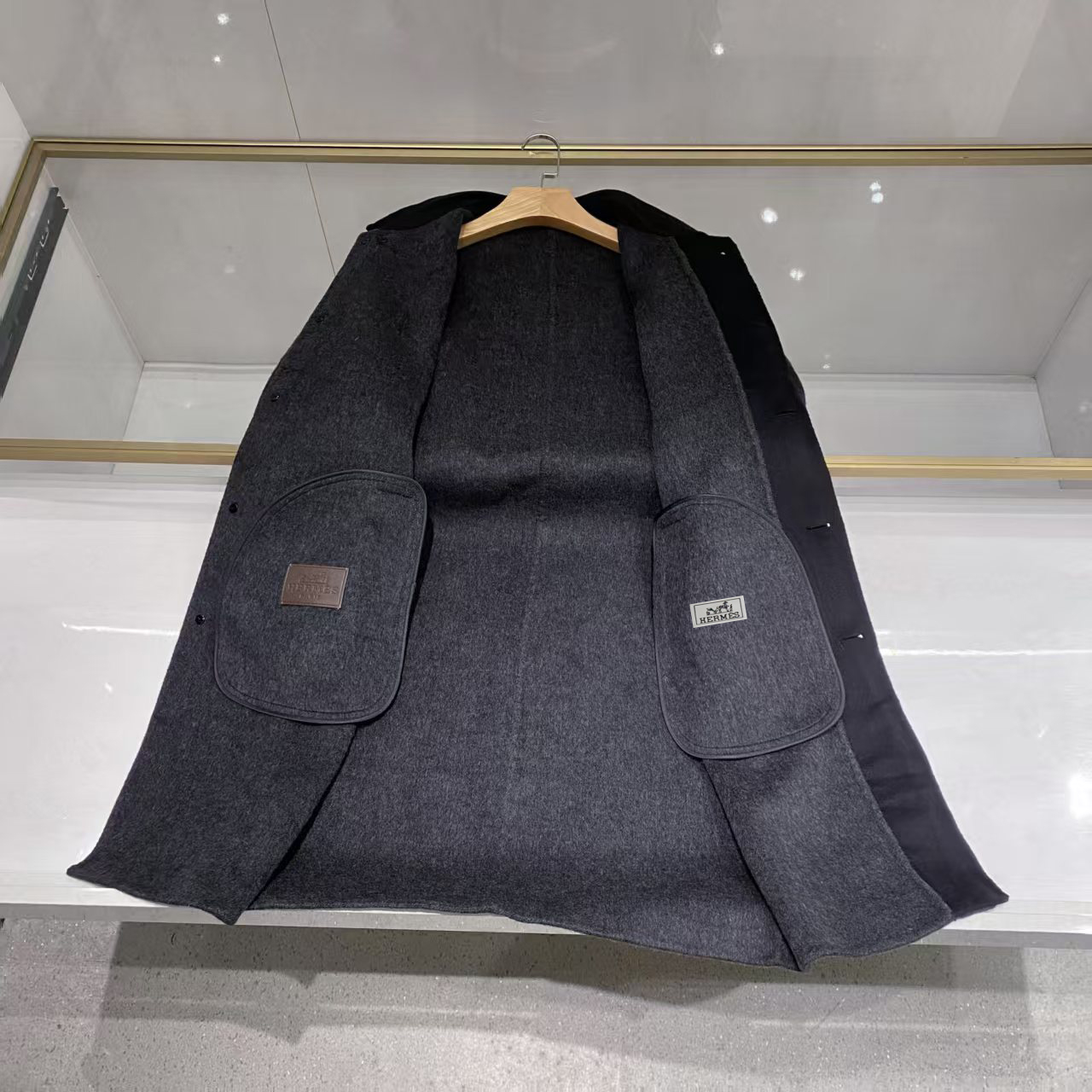 【典藏臻品】爱*仕秋冬季最新中长款羊毛大衣｜深灰美学，细节成就非凡】顶级羊毛质感：深灰色羊毛面料呈现细腻