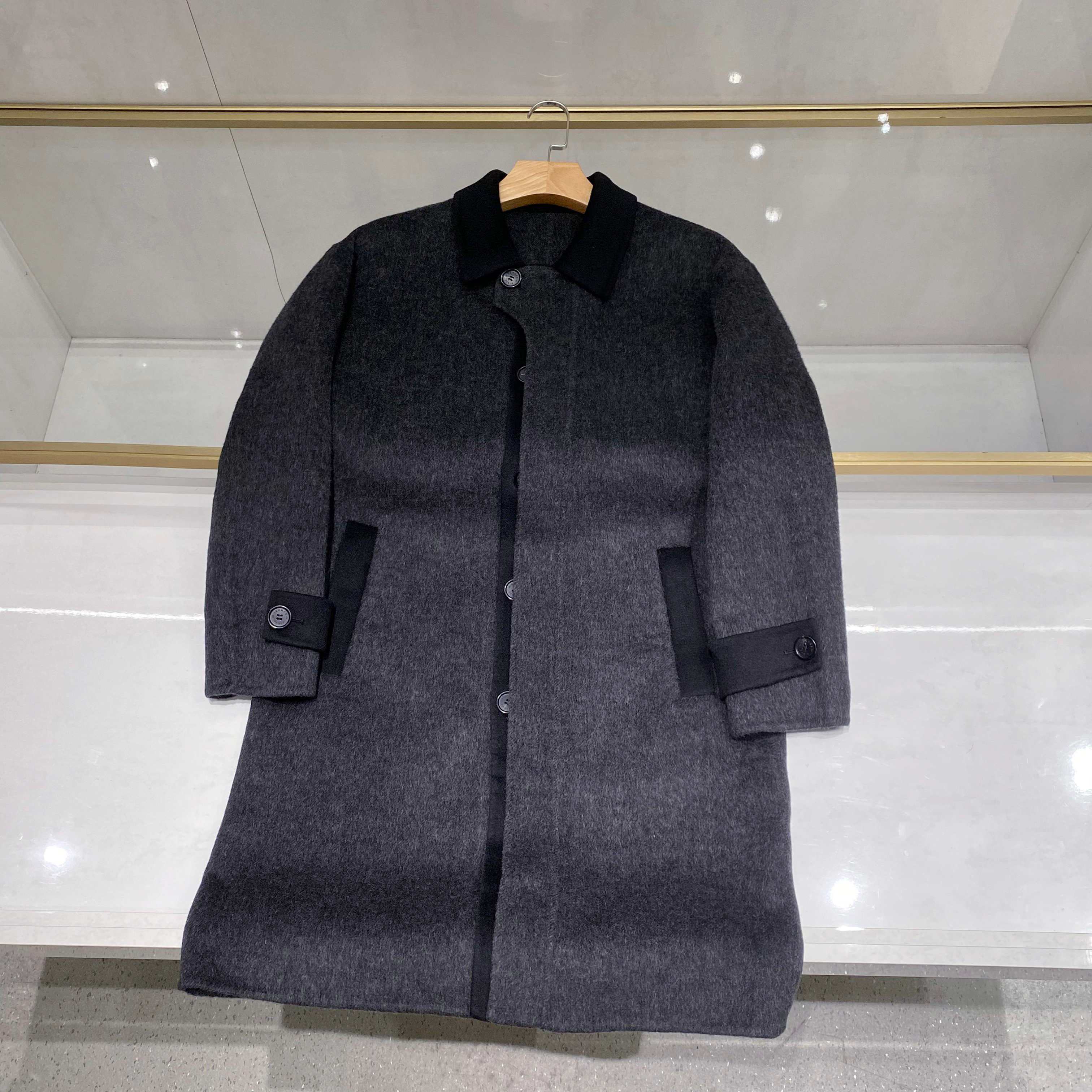 【典藏臻品】爱*仕秋冬季最新中长款羊毛大衣｜深灰美学，细节成就非凡】顶级羊毛质感：深灰色羊毛面料呈现细腻