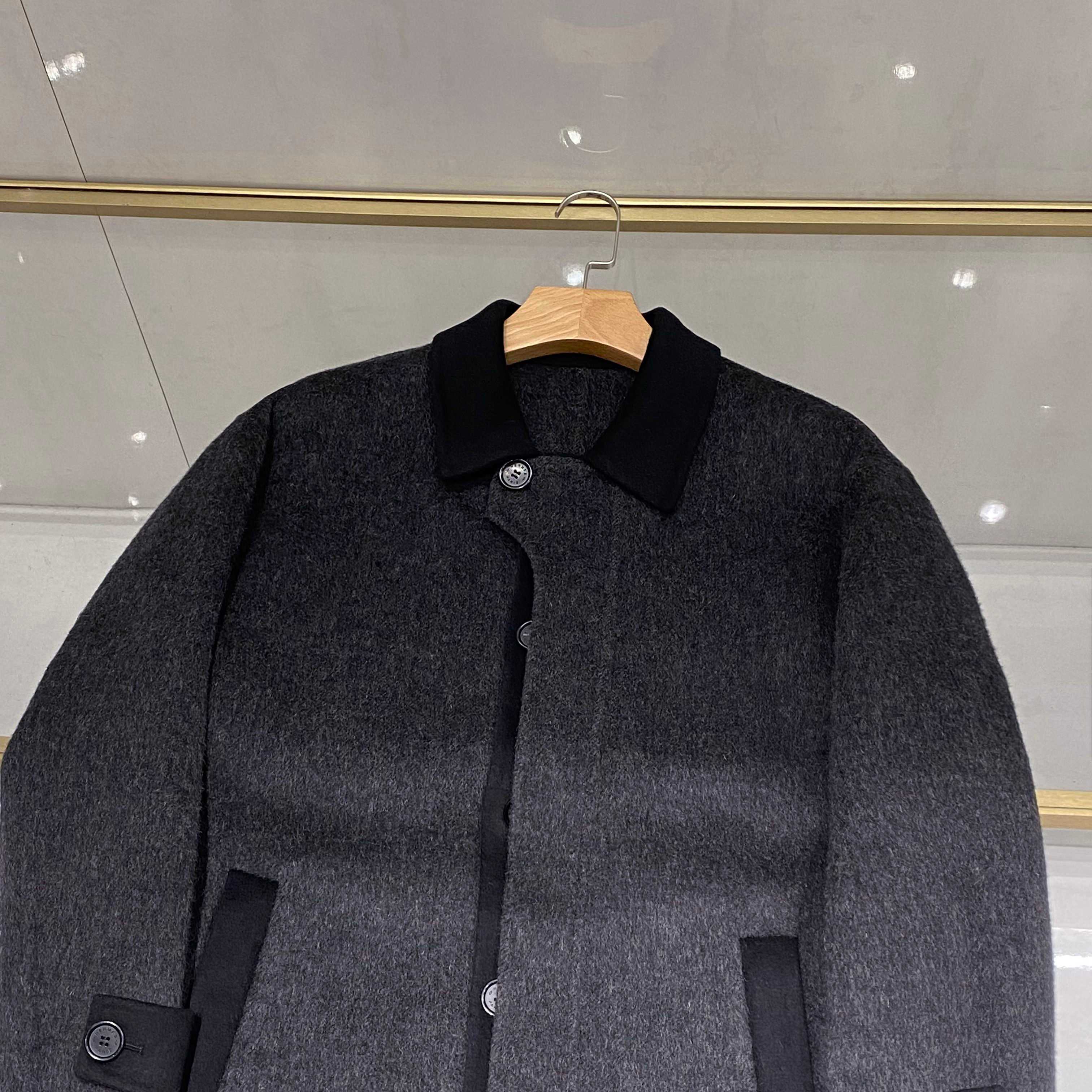 【典藏臻品】爱*仕秋冬季最新中长款羊毛大衣｜深灰美学，细节成就非凡】顶级羊毛质感：深灰色羊毛面料呈现细腻