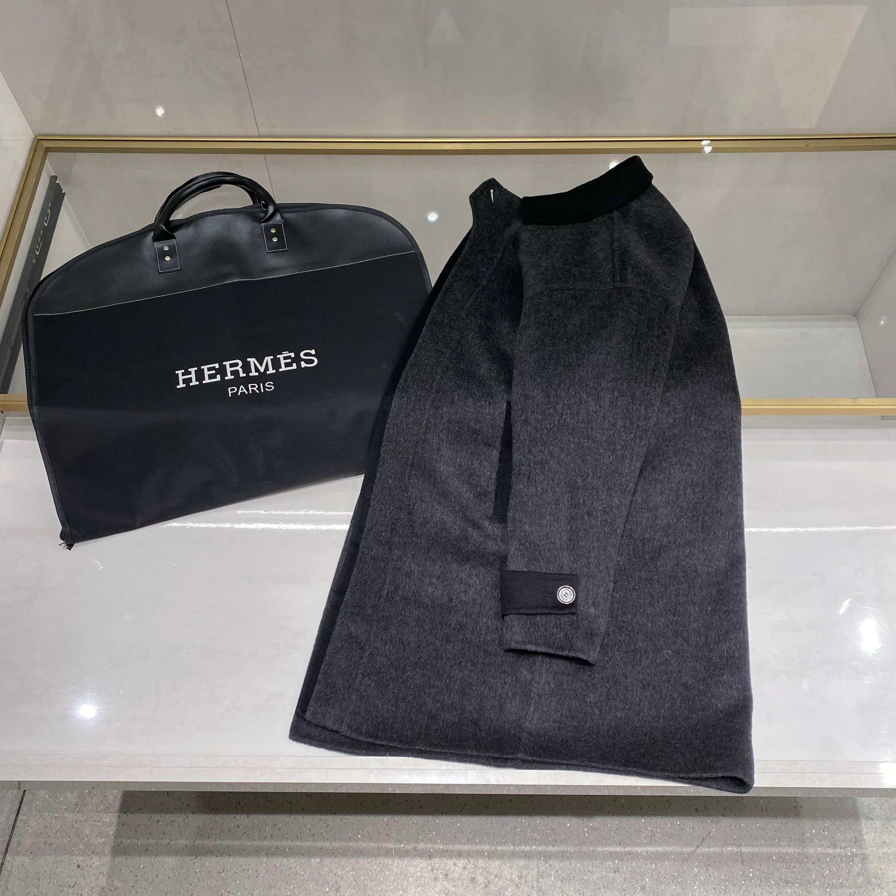 【典藏臻品】爱*仕秋冬季最新中长款羊毛大衣｜深灰美学，细节成就非凡】顶级羊毛质感：深灰色羊毛面料呈现细腻