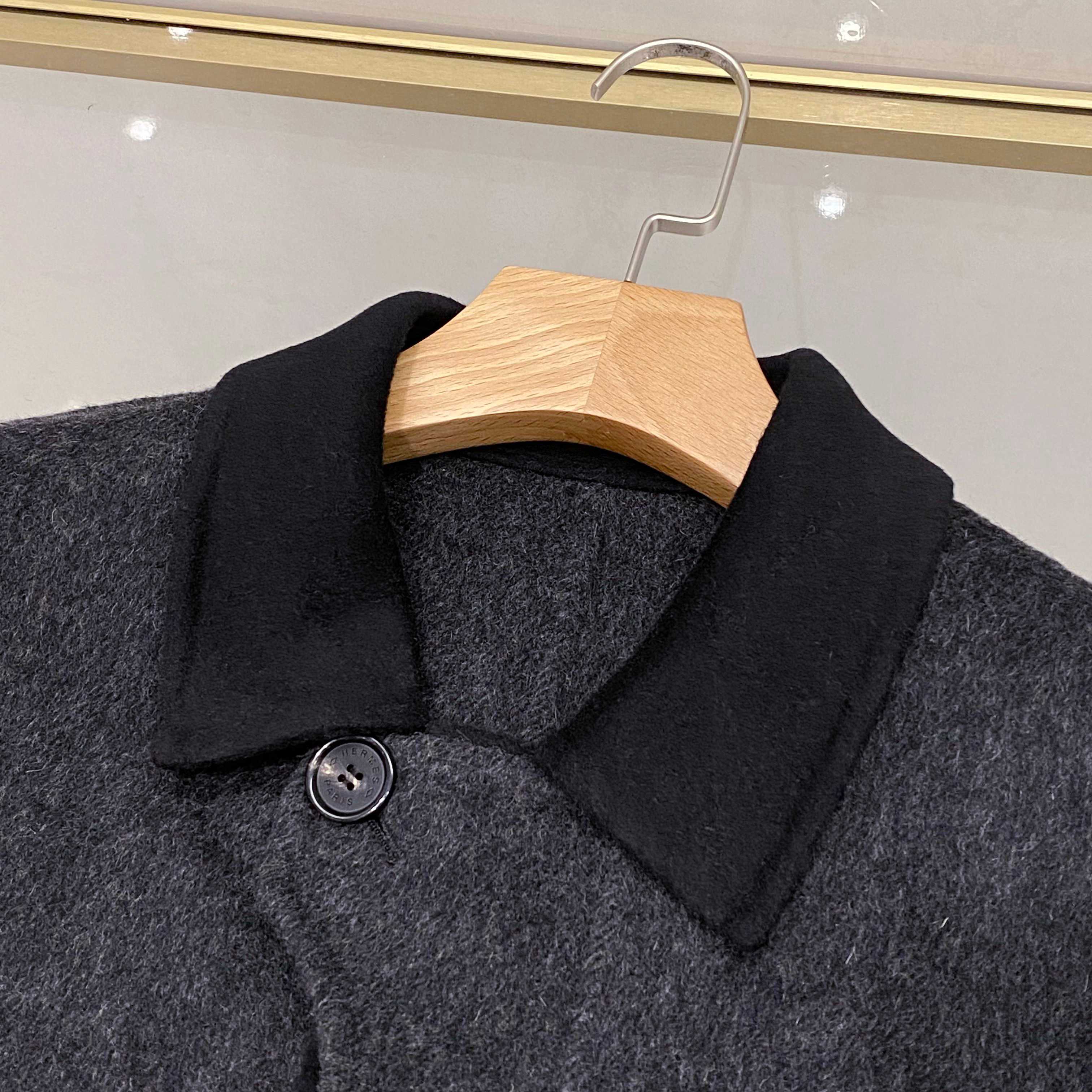 【典藏臻品】爱*仕秋冬季最新中长款羊毛大衣｜深灰美学，细节成就非凡】顶级羊毛质感：深灰色羊毛面料呈现细腻