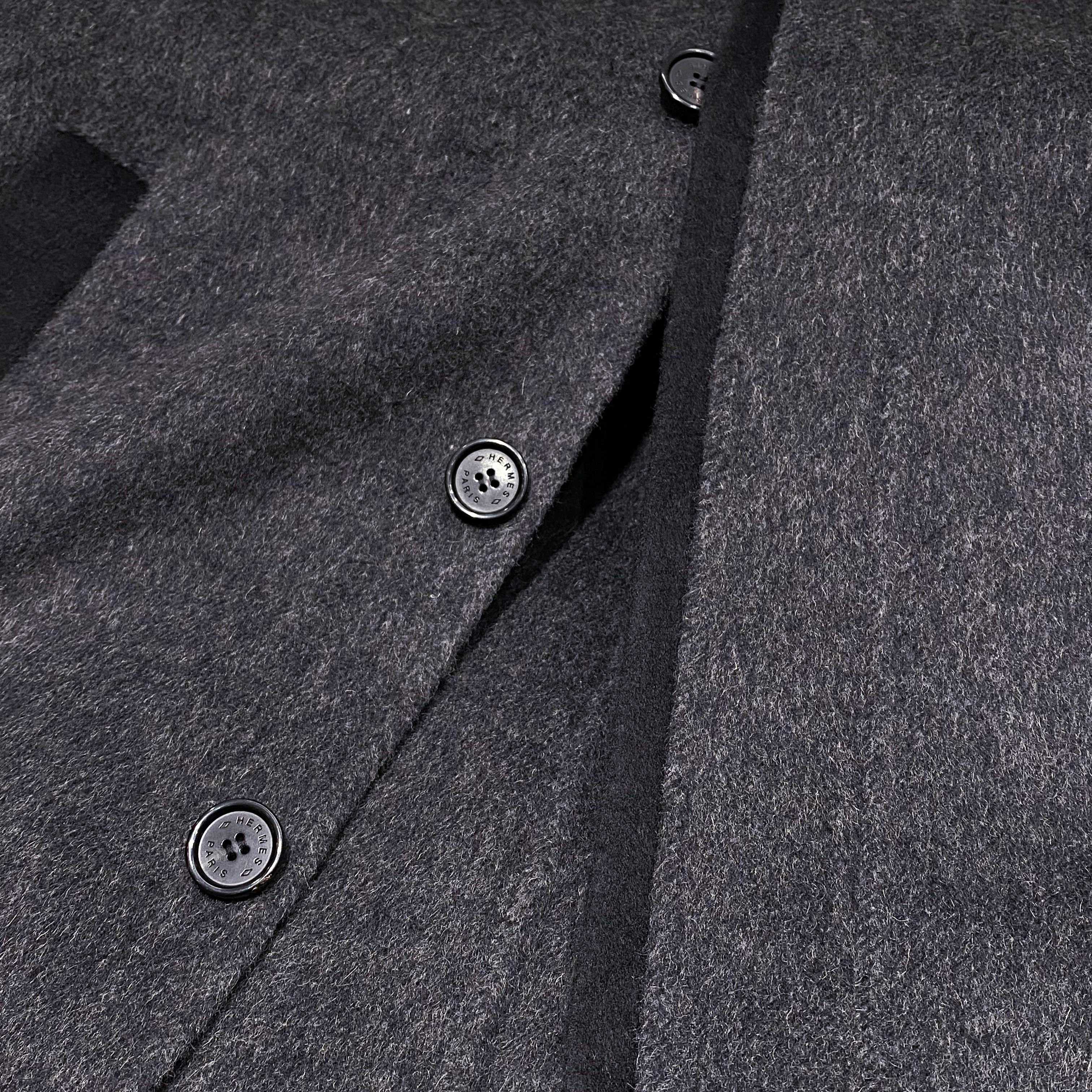 【典藏臻品】爱*仕秋冬季最新中长款羊毛大衣｜深灰美学，细节成就非凡】顶级羊毛质感：深灰色羊毛面料呈现细腻