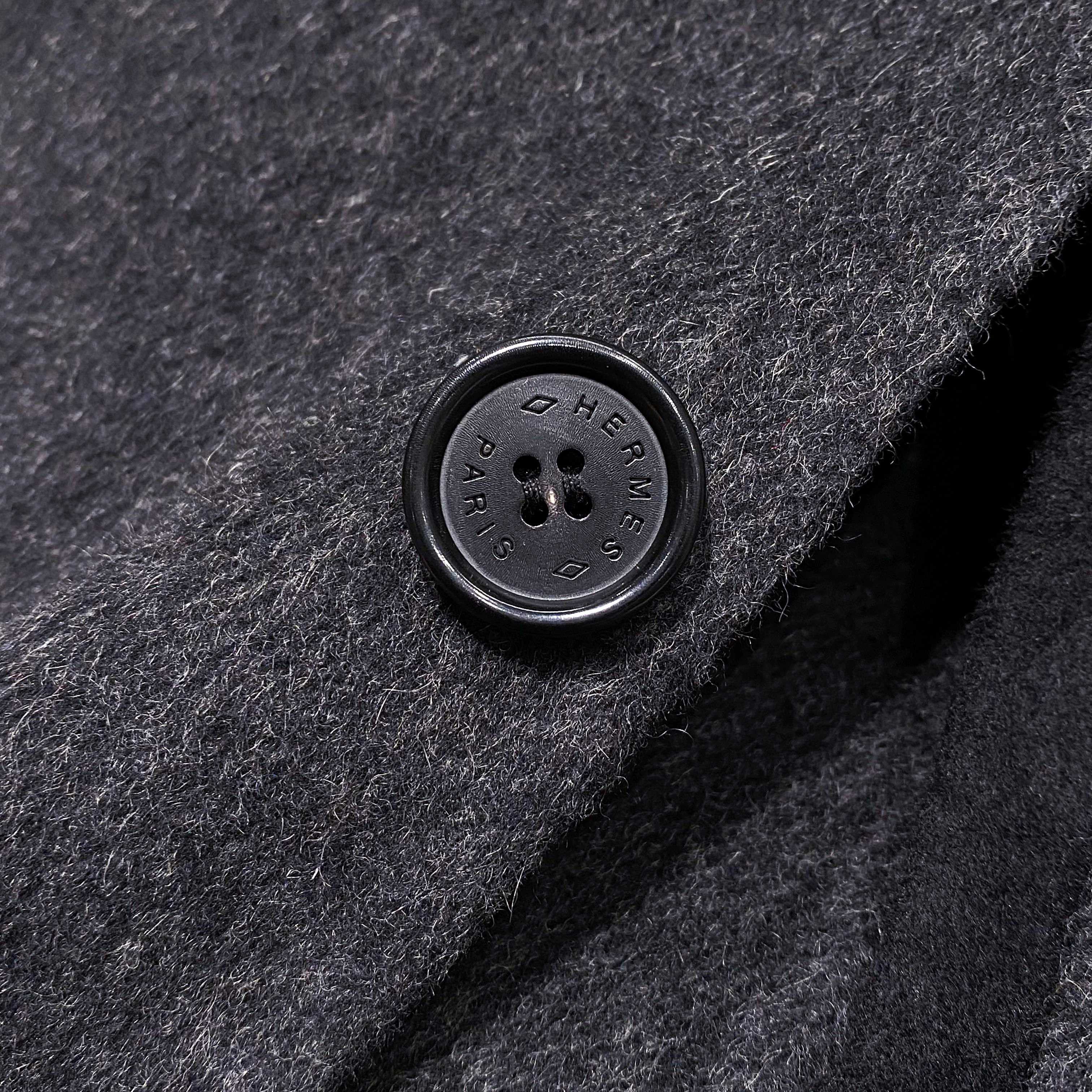 【典藏臻品】爱*仕秋冬季最新中长款羊毛大衣｜深灰美学，细节成就非凡】顶级羊毛质感：深灰色羊毛面料呈现细腻