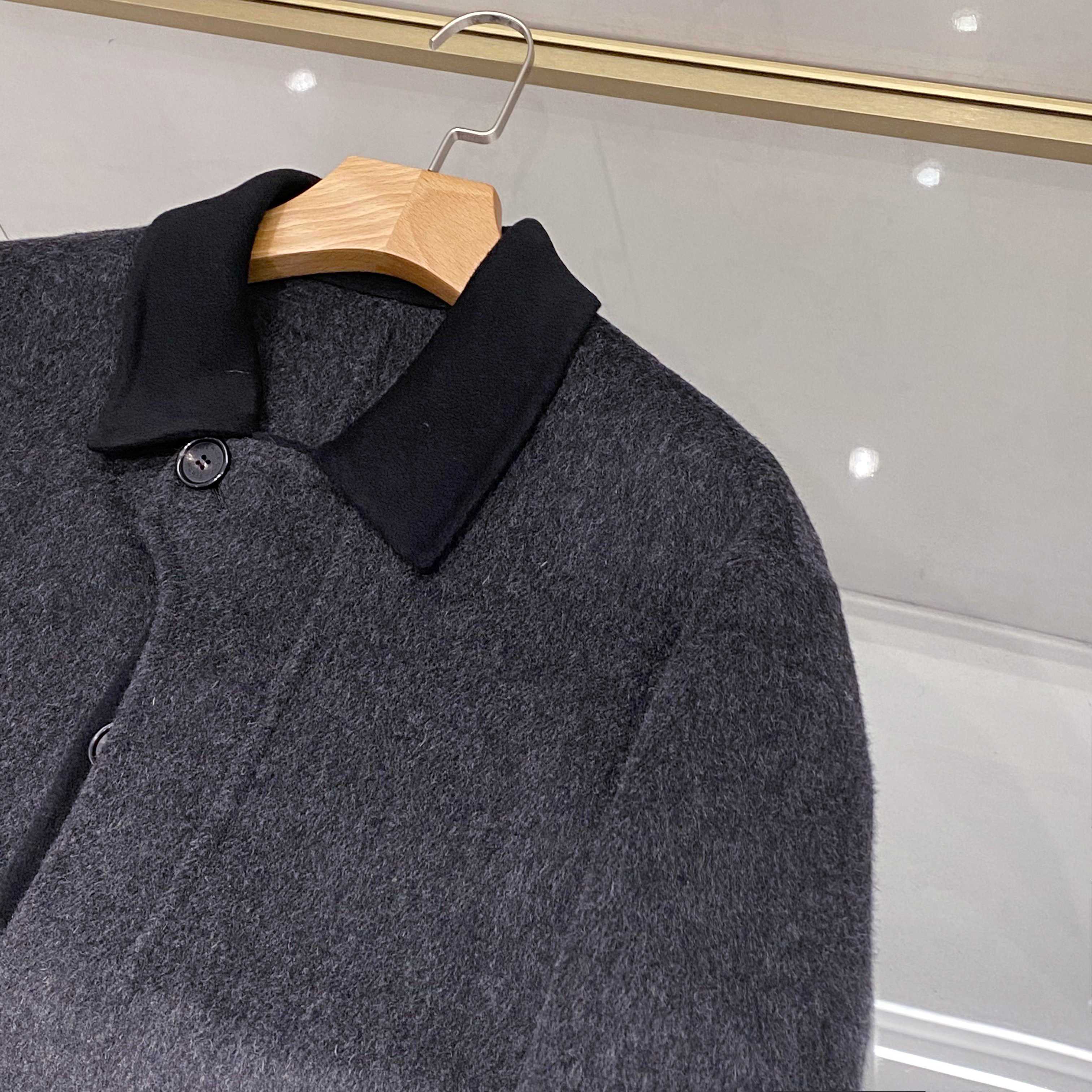 【典藏臻品】爱*仕秋冬季最新中长款羊毛大衣｜深灰美学，细节成就非凡】顶级羊毛质感：深灰色羊毛面料呈现细腻