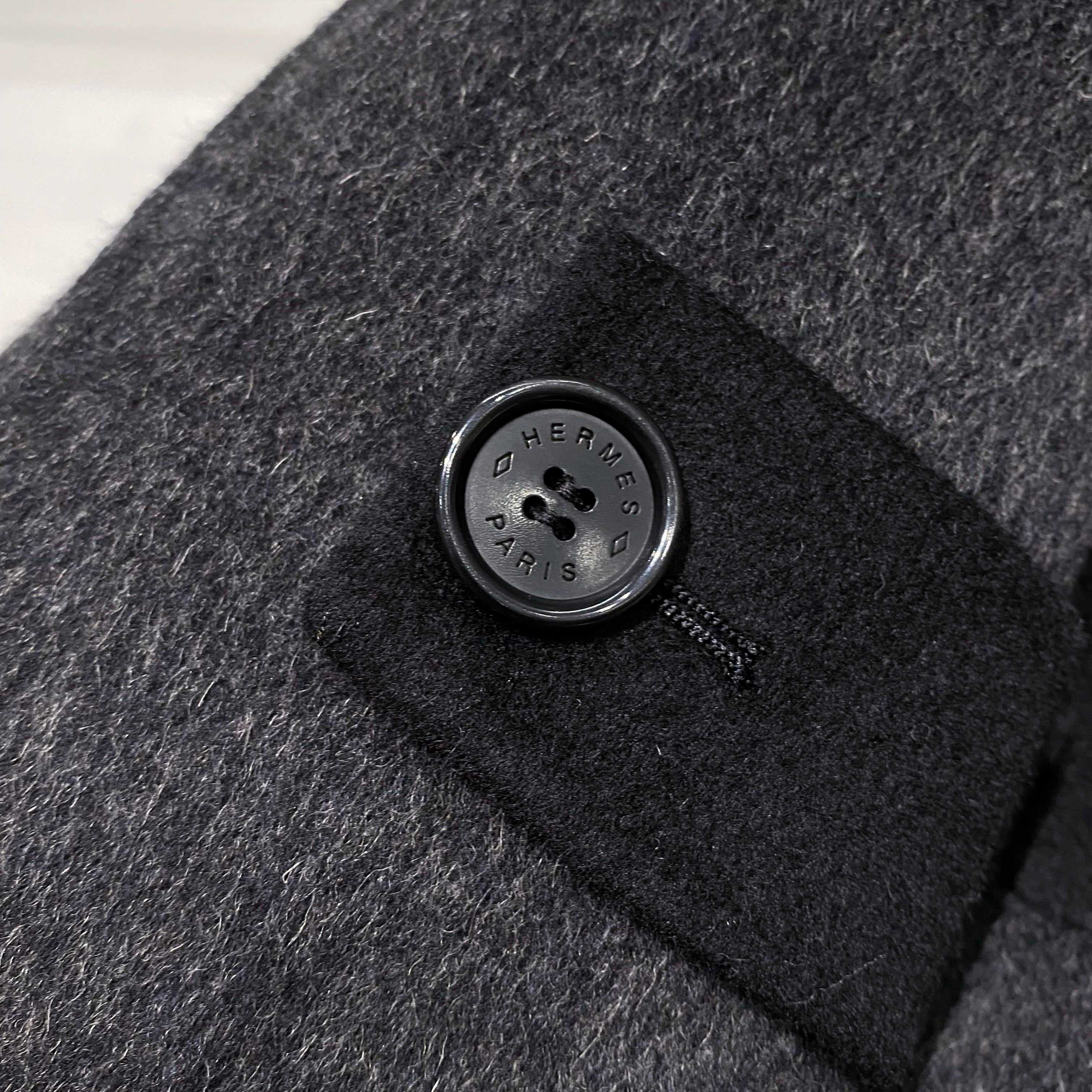 【典藏臻品】爱*仕秋冬季最新中长款羊毛大衣｜深灰美学，细节成就非凡】顶级羊毛质感：深灰色羊毛面料呈现细腻