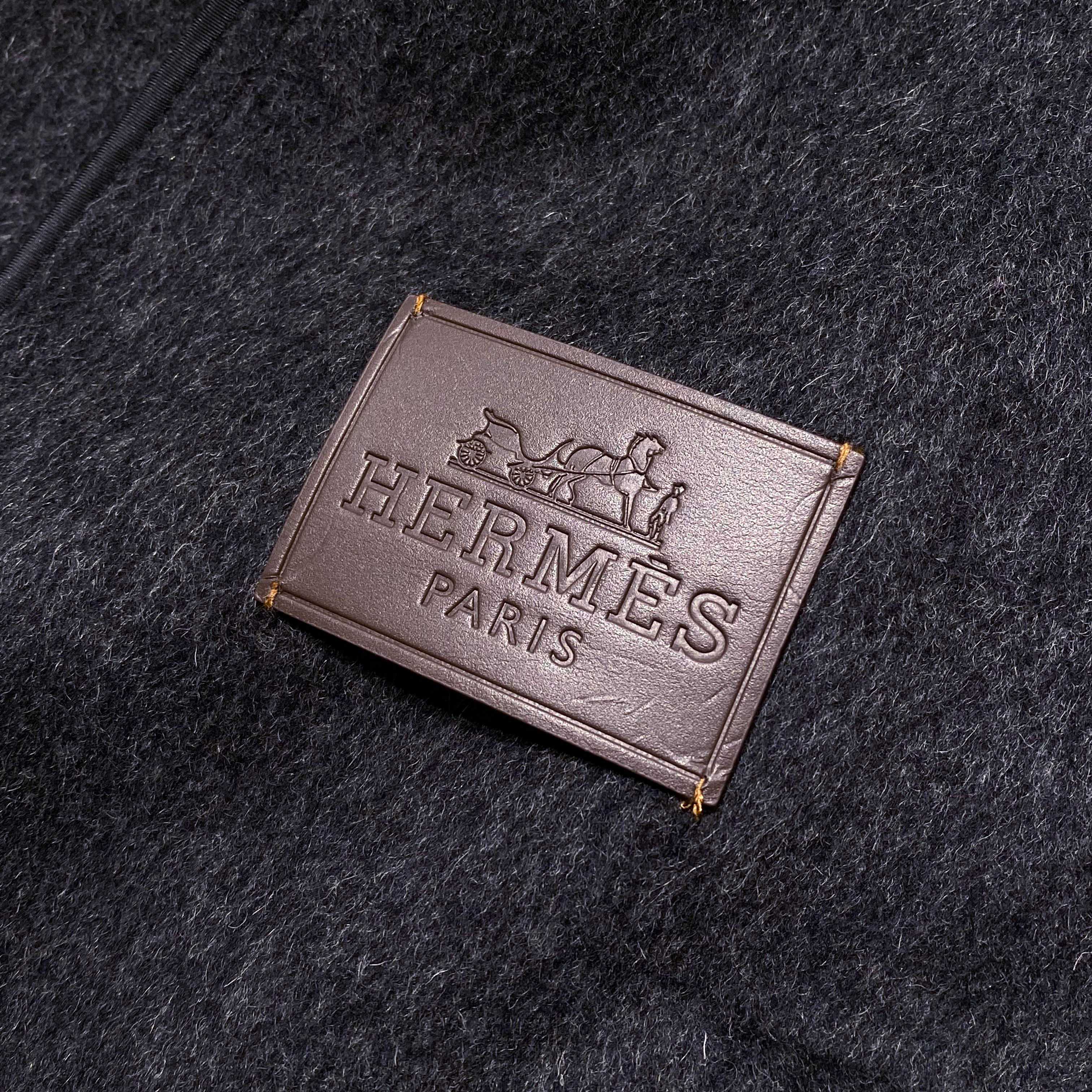 【典藏臻品】爱*仕秋冬季最新中长款羊毛大衣｜深灰美学，细节成就非凡】顶级羊毛质感：深灰色羊毛面料呈现细腻