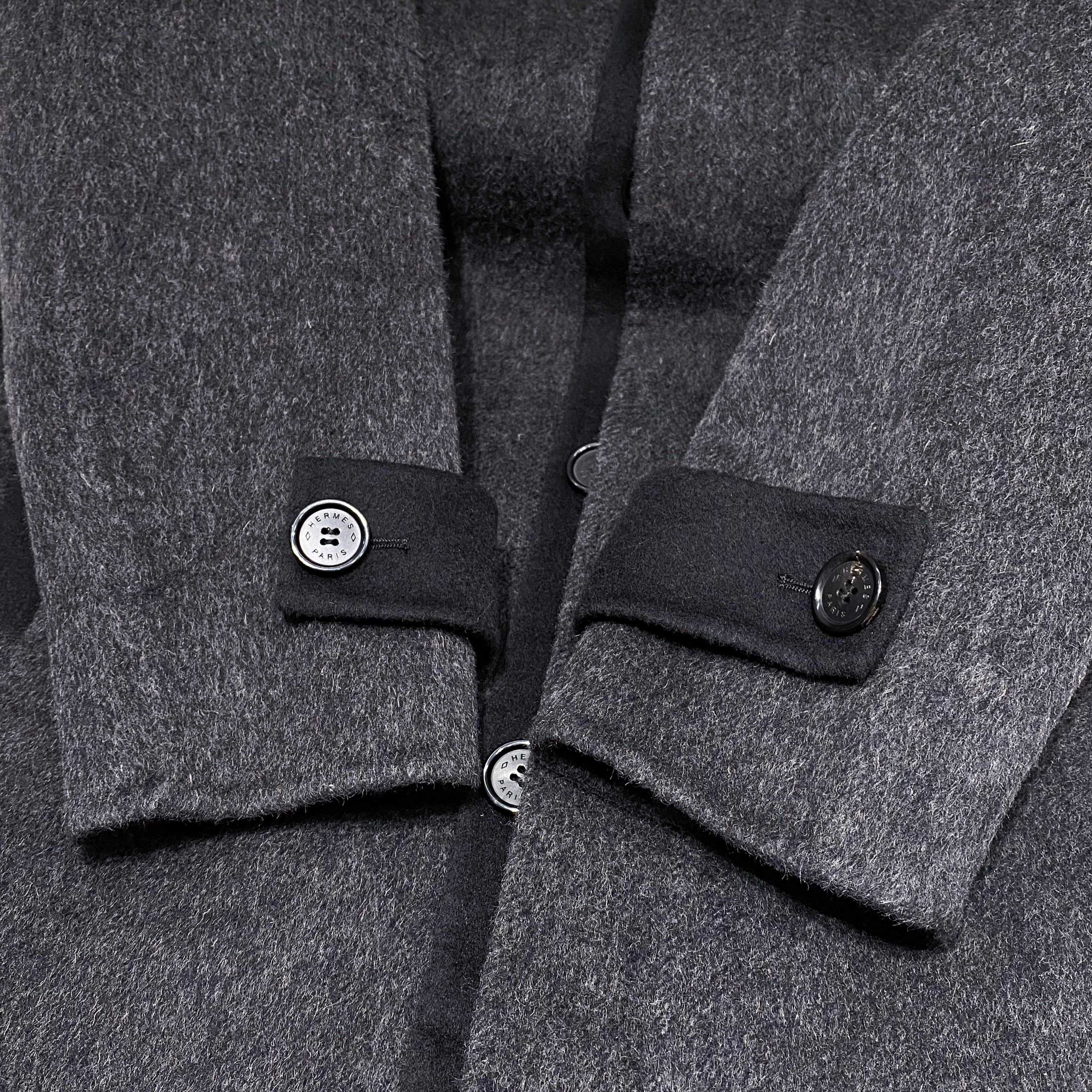 【典藏臻品】爱*仕秋冬季最新中长款羊毛大衣｜深灰美学，细节成就非凡】顶级羊毛质感：深灰色羊毛面料呈现细腻