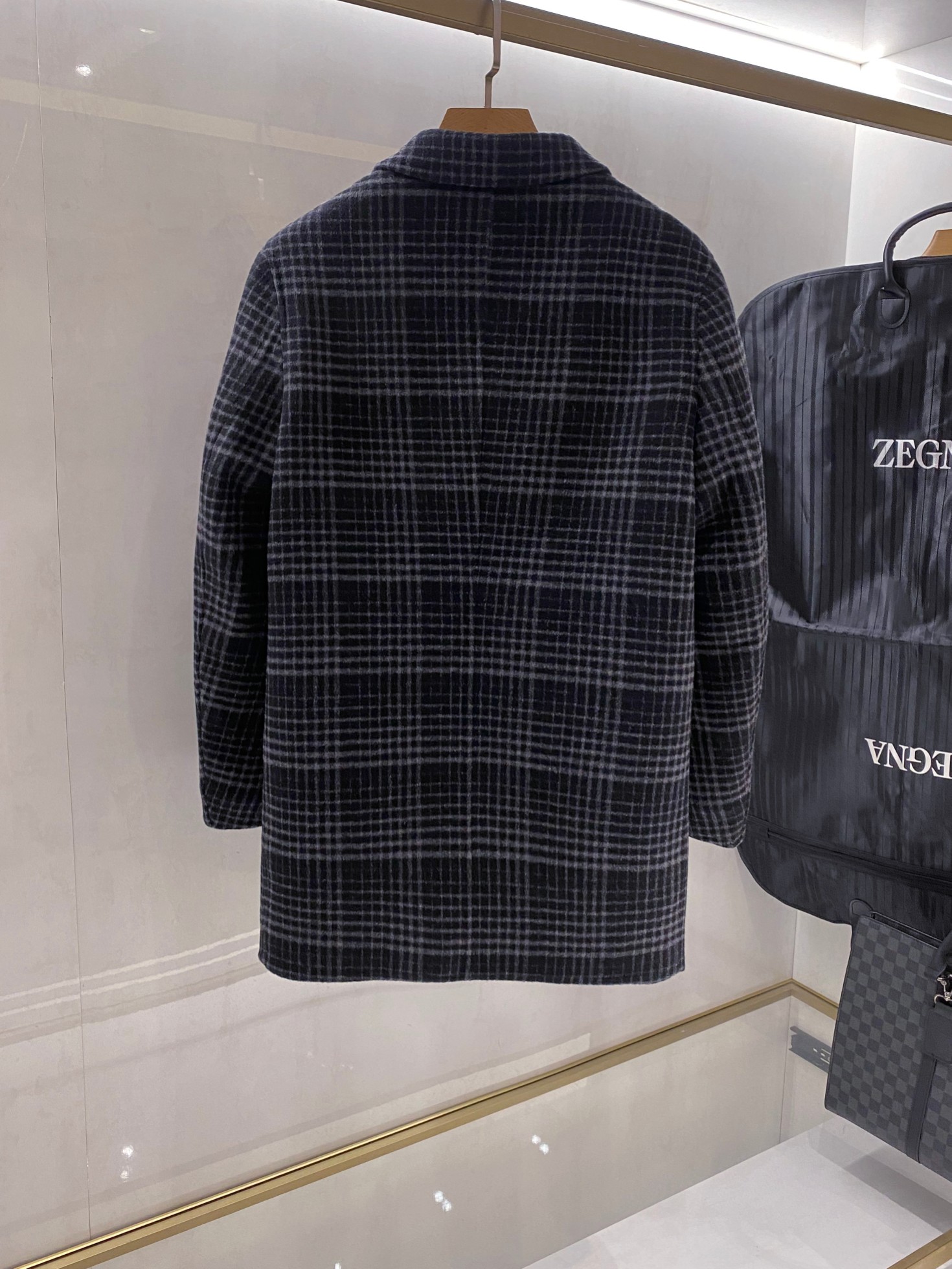 【典藏臻品】EZ家男士羊毛羽绒大衣｜意式格纹诠释摩登冬序】- 双重保暖系统：经典格纹与实用主义的融合外在