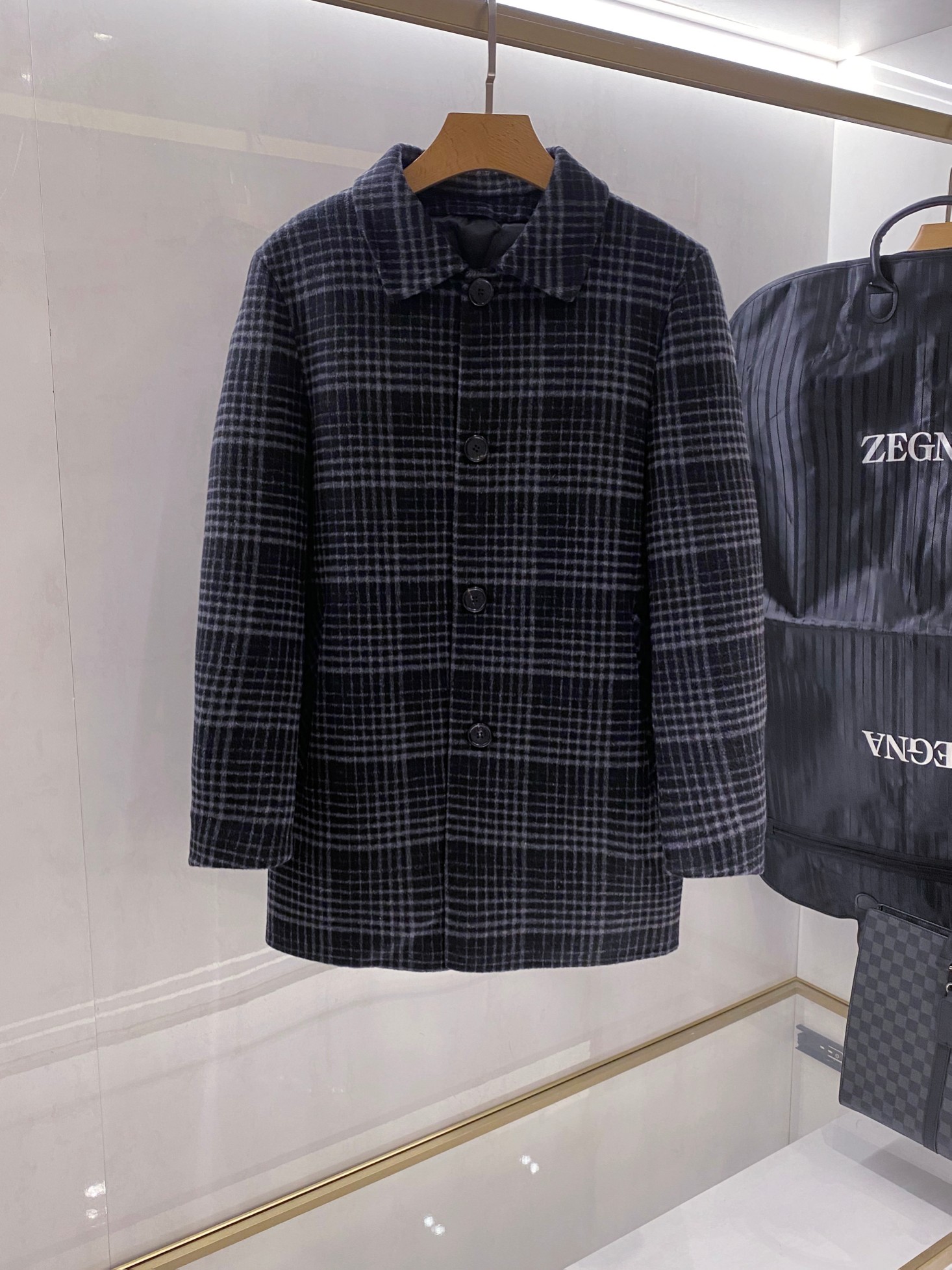 【典藏臻品】EZ家男士羊毛羽绒大衣｜意式格纹诠释摩登冬序】- 双重保暖系统：经典格纹与实用主义的融合外在