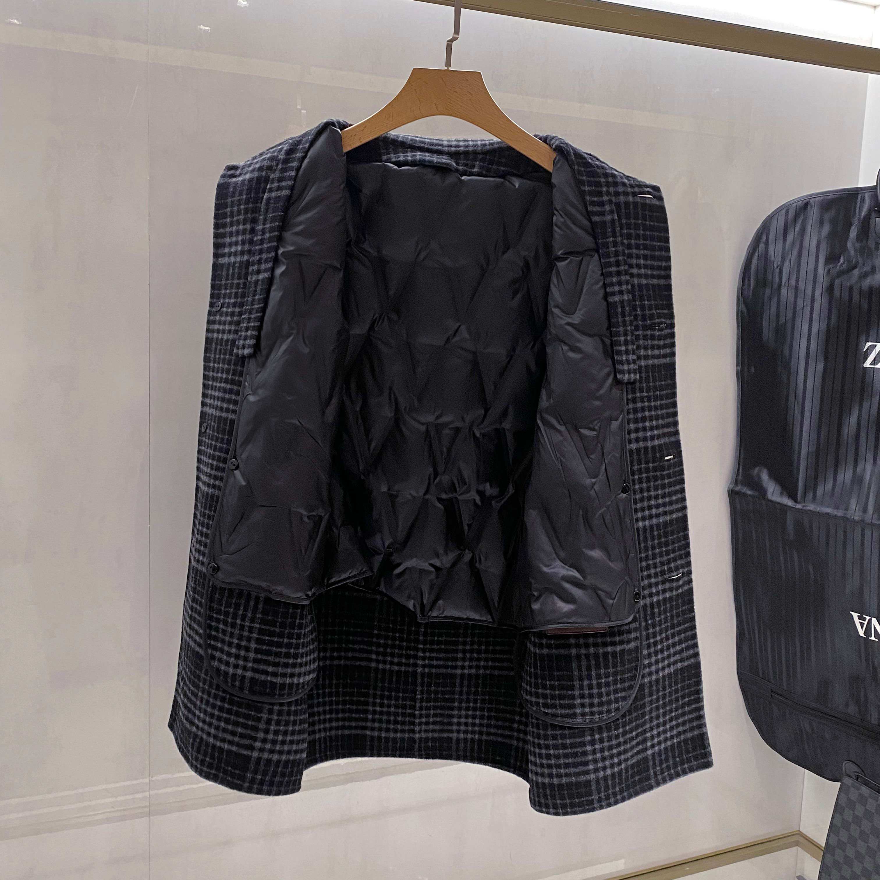 【典藏臻品】EZ家男士羊毛羽绒大衣｜意式格纹诠释摩登冬序】- 双重保暖系统：经典格纹与实用主义的融合外在