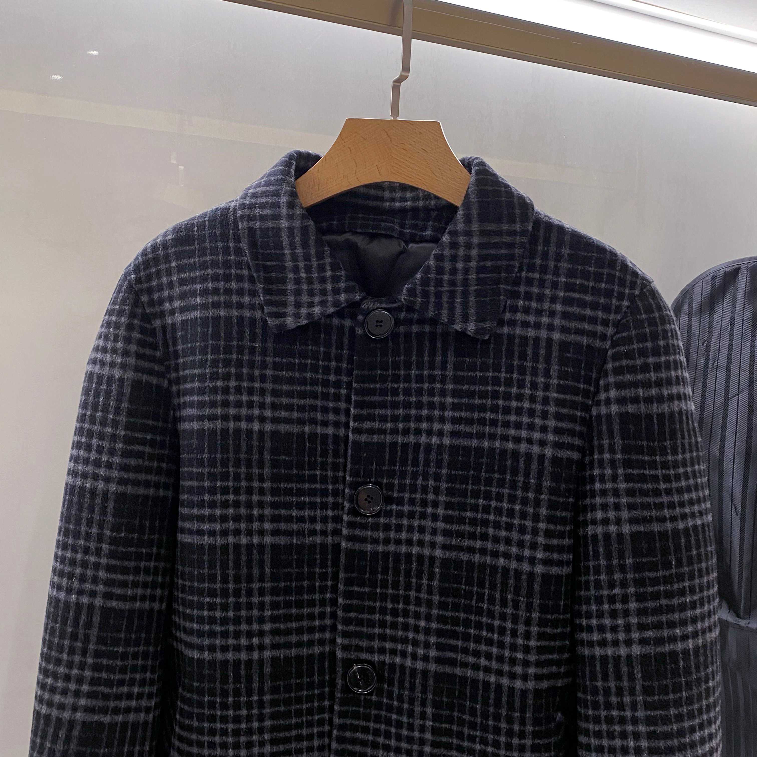 【典藏臻品】EZ家男士羊毛羽绒大衣｜意式格纹诠释摩登冬序】- 双重保暖系统：经典格纹与实用主义的融合外在