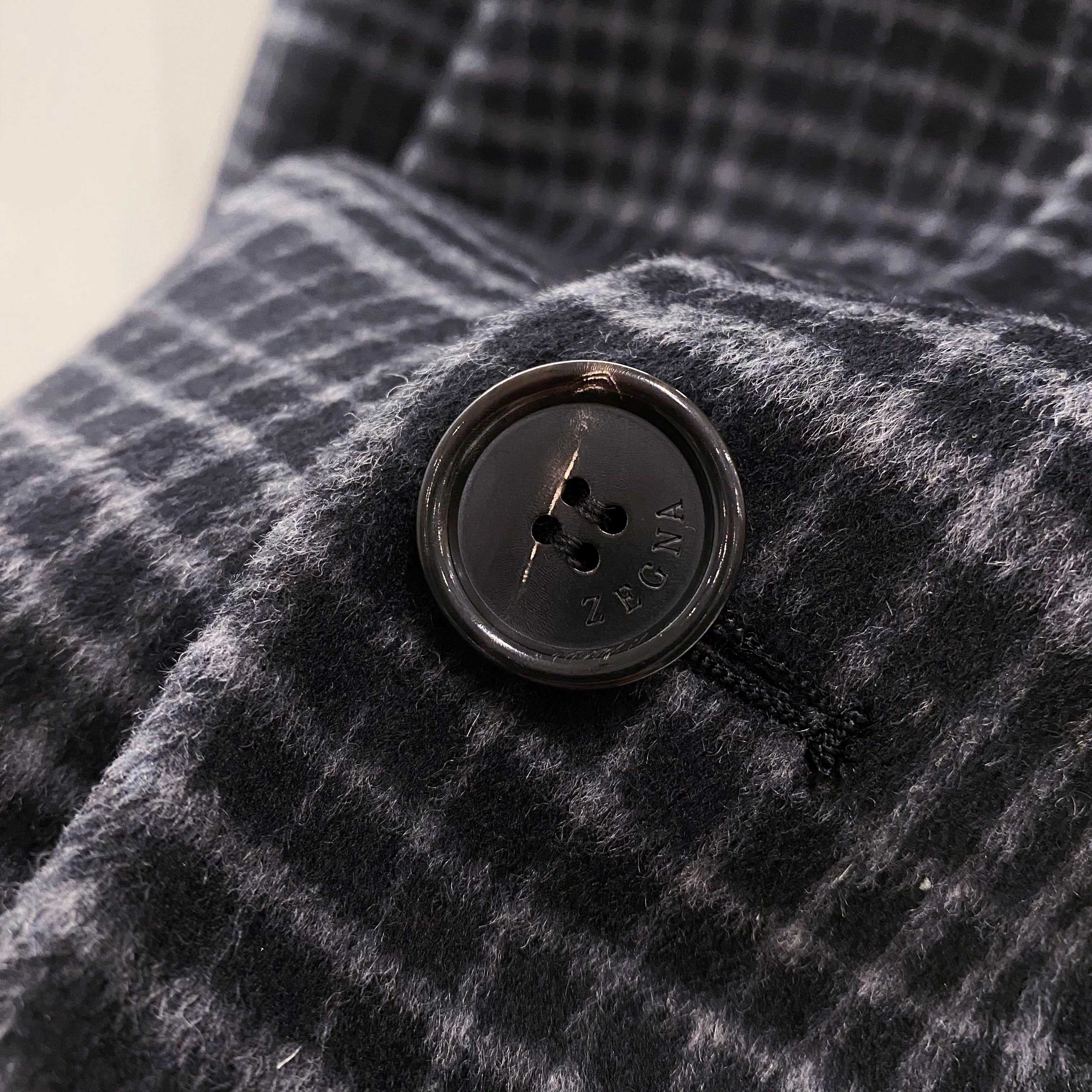 【典藏臻品】EZ家男士羊毛羽绒大衣｜意式格纹诠释摩登冬序】- 双重保暖系统：经典格纹与实用主义的融合外在