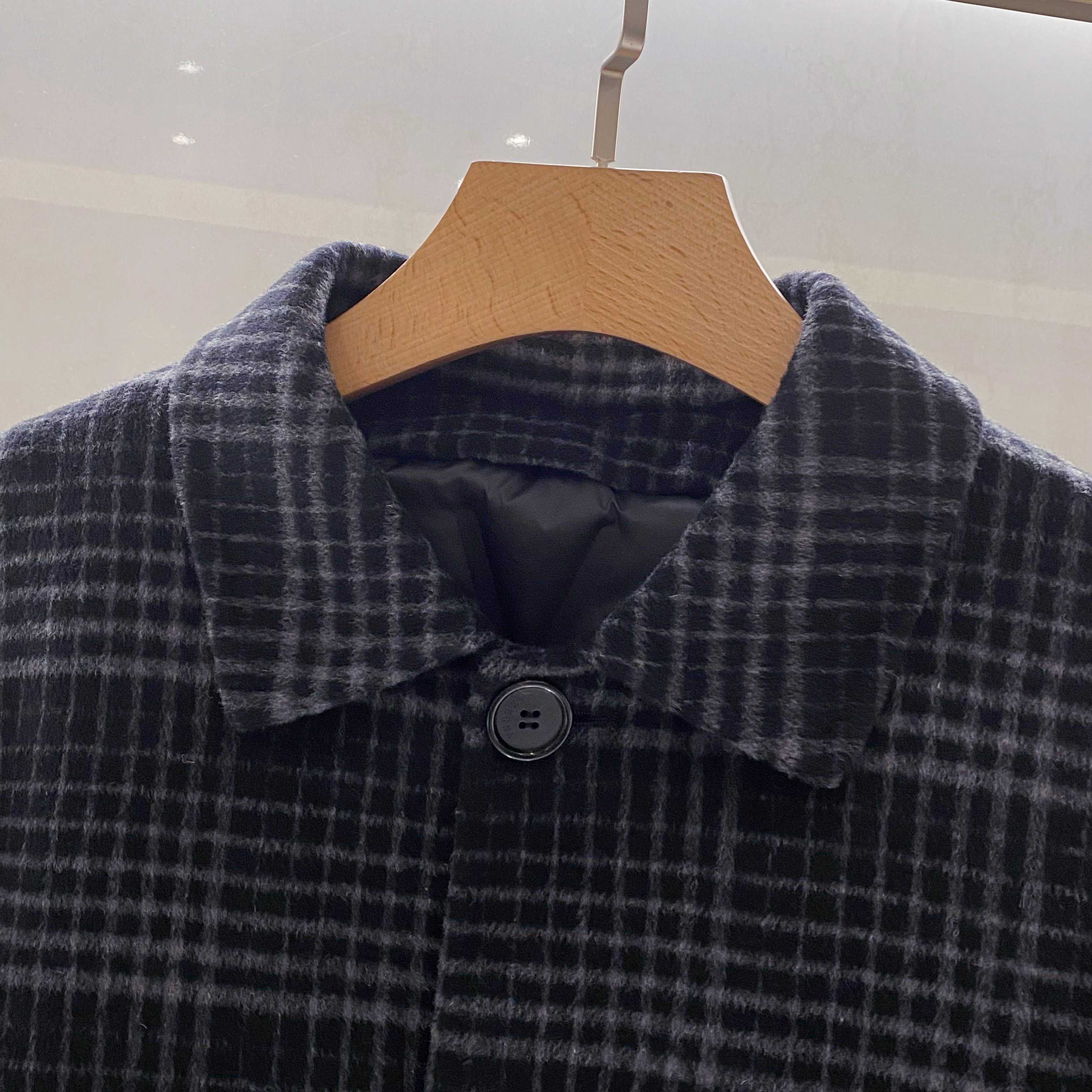 【典藏臻品】EZ家男士羊毛羽绒大衣｜意式格纹诠释摩登冬序】- 双重保暖系统：经典格纹与实用主义的融合外在