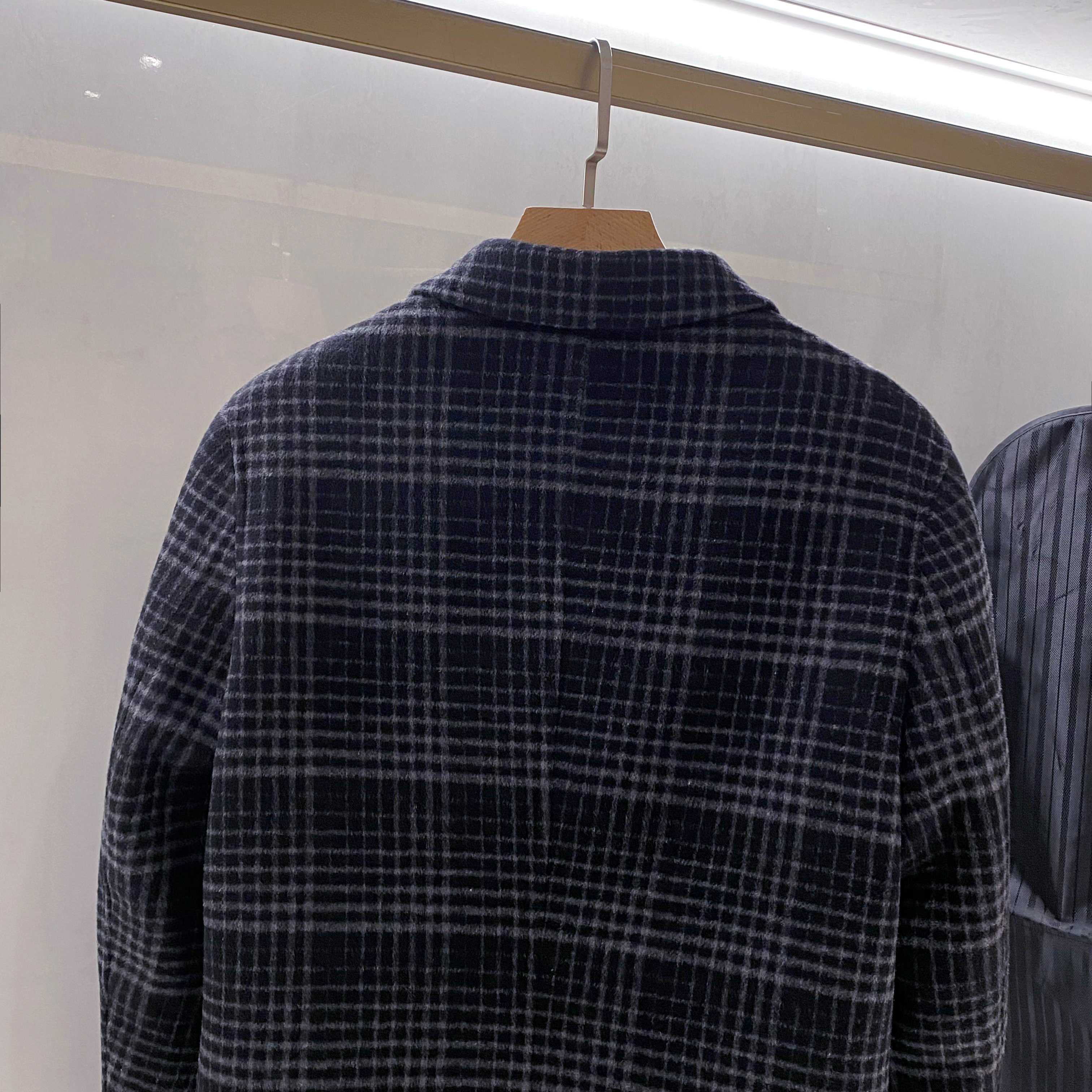 【典藏臻品】EZ家男士羊毛羽绒大衣｜意式格纹诠释摩登冬序】- 双重保暖系统：经典格纹与实用主义的融合外在