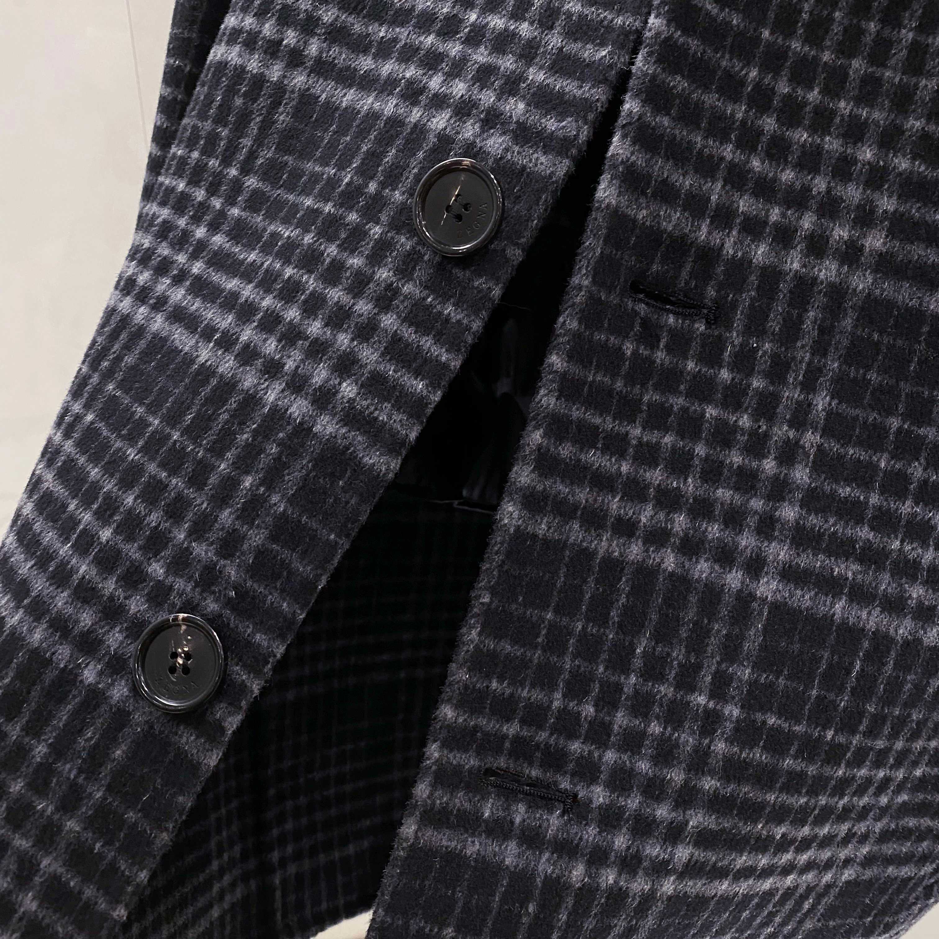 【典藏臻品】EZ家男士羊毛羽绒大衣｜意式格纹诠释摩登冬序】- 双重保暖系统：经典格纹与实用主义的融合外在