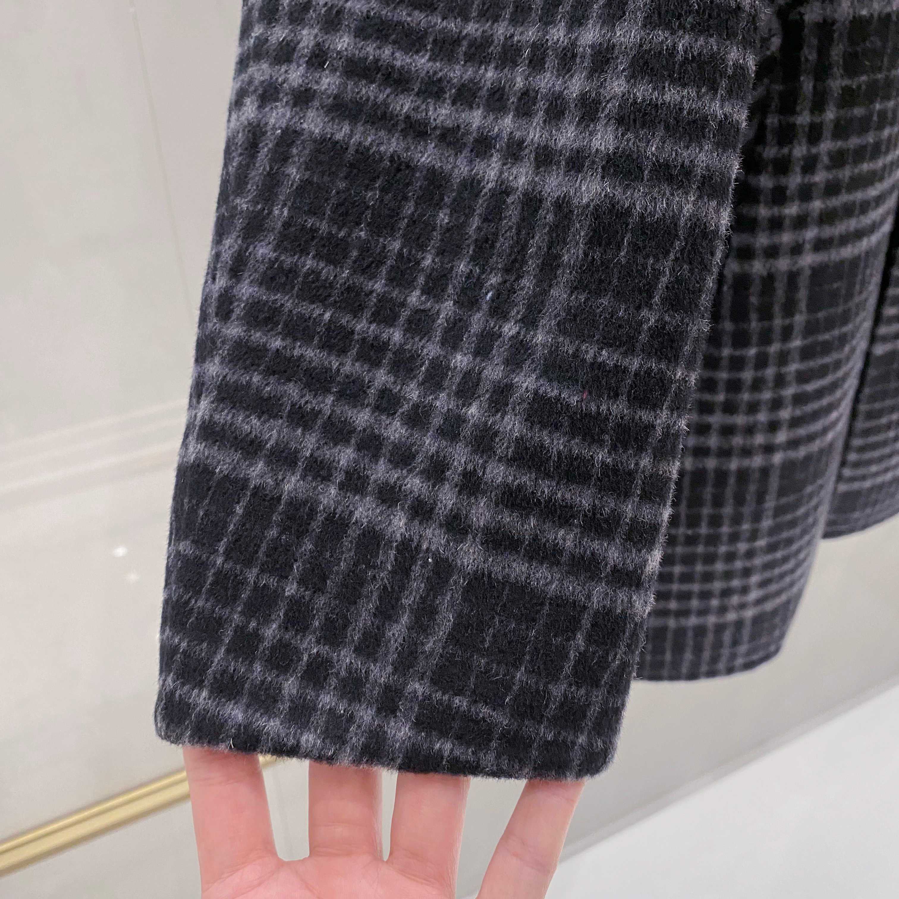 【典藏臻品】EZ家男士羊毛羽绒大衣｜意式格纹诠释摩登冬序】- 双重保暖系统：经典格纹与实用主义的融合外在