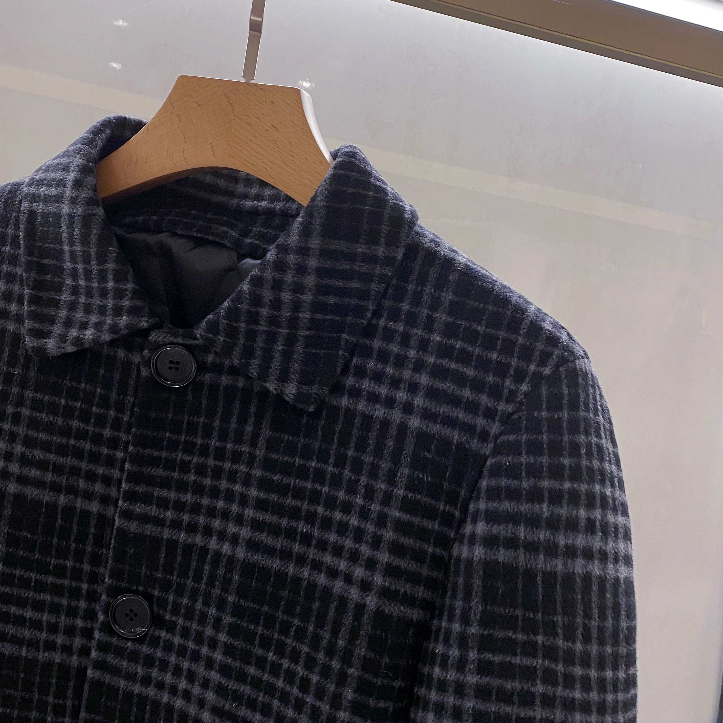 【典藏臻品】EZ家男士羊毛羽绒大衣｜意式格纹诠释摩登冬序】- 双重保暖系统：经典格纹与实用主义的融合外在