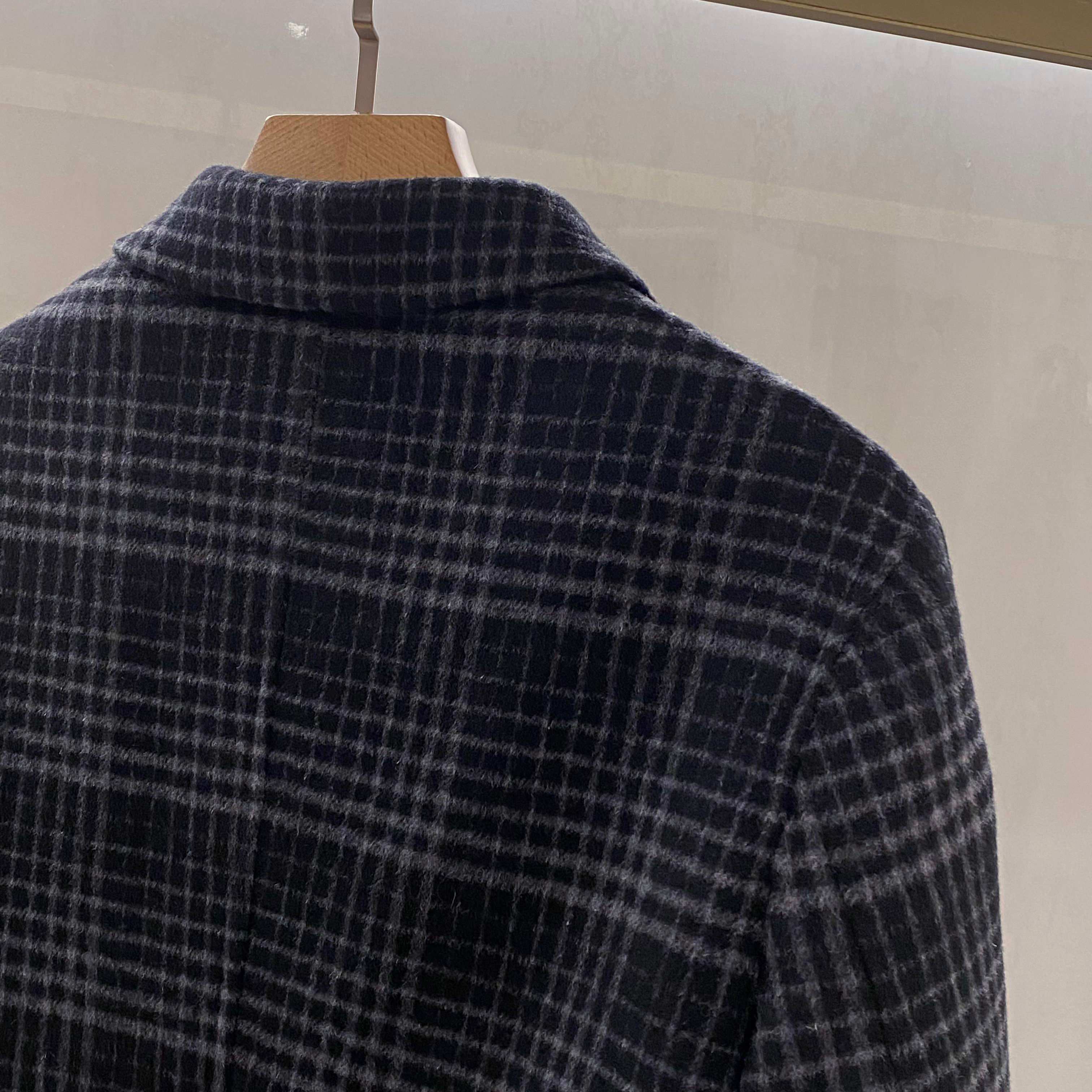 【典藏臻品】EZ家男士羊毛羽绒大衣｜意式格纹诠释摩登冬序】- 双重保暖系统：经典格纹与实用主义的融合外在