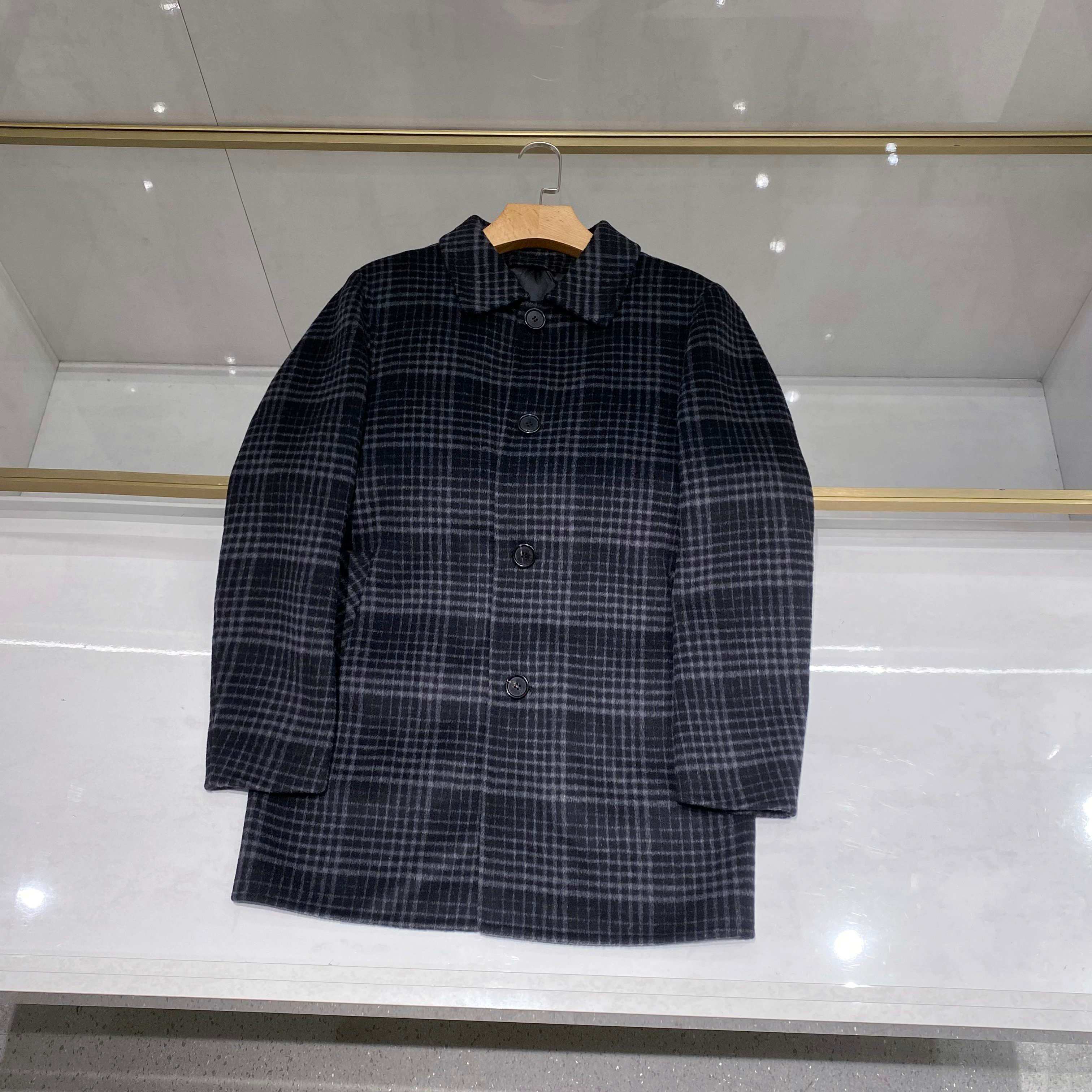 【典藏臻品】EZ家男士羊毛羽绒大衣｜意式格纹诠释摩登冬序】- 双重保暖系统：经典格纹与实用主义的融合外在