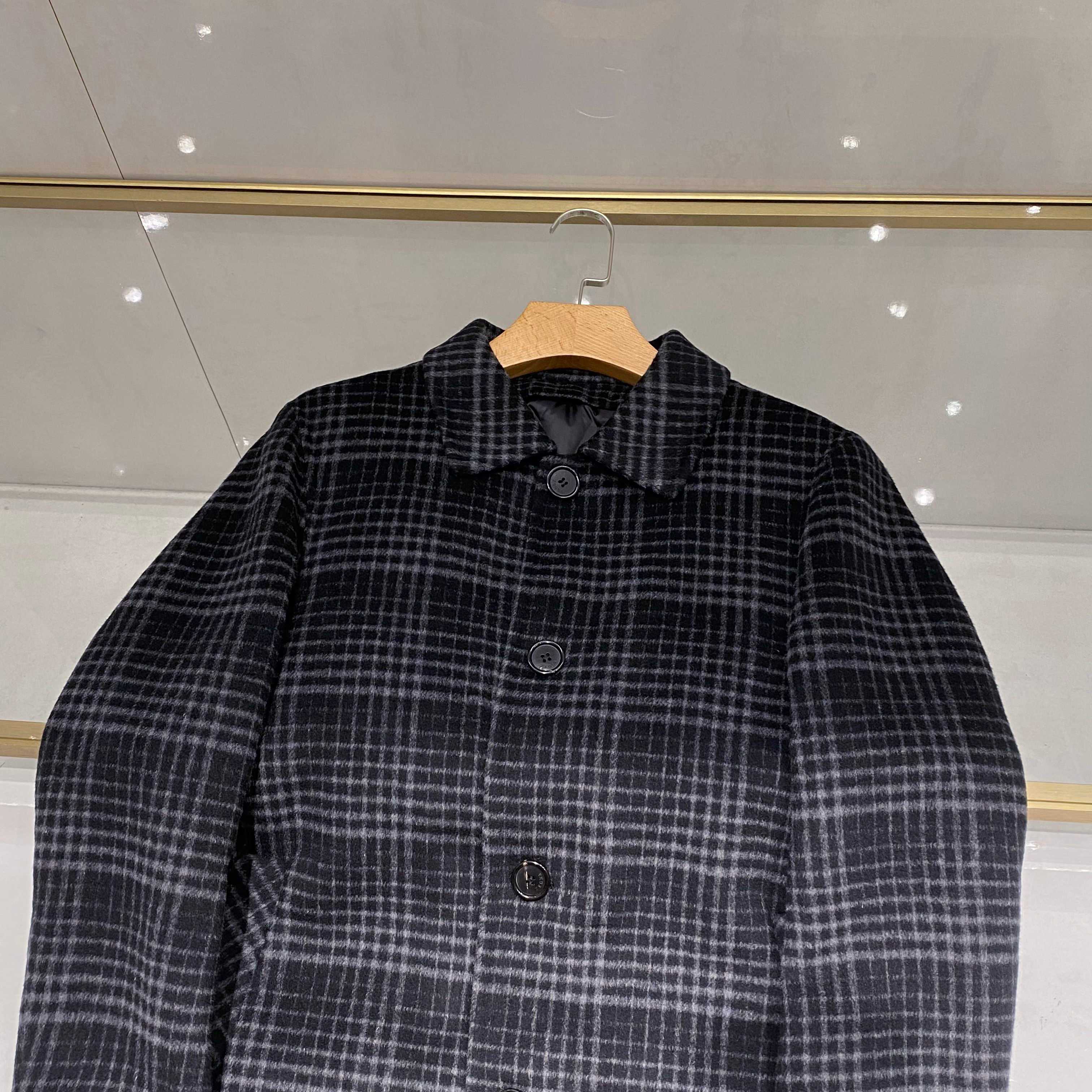 【典藏臻品】EZ家男士羊毛羽绒大衣｜意式格纹诠释摩登冬序】- 双重保暖系统：经典格纹与实用主义的融合外在