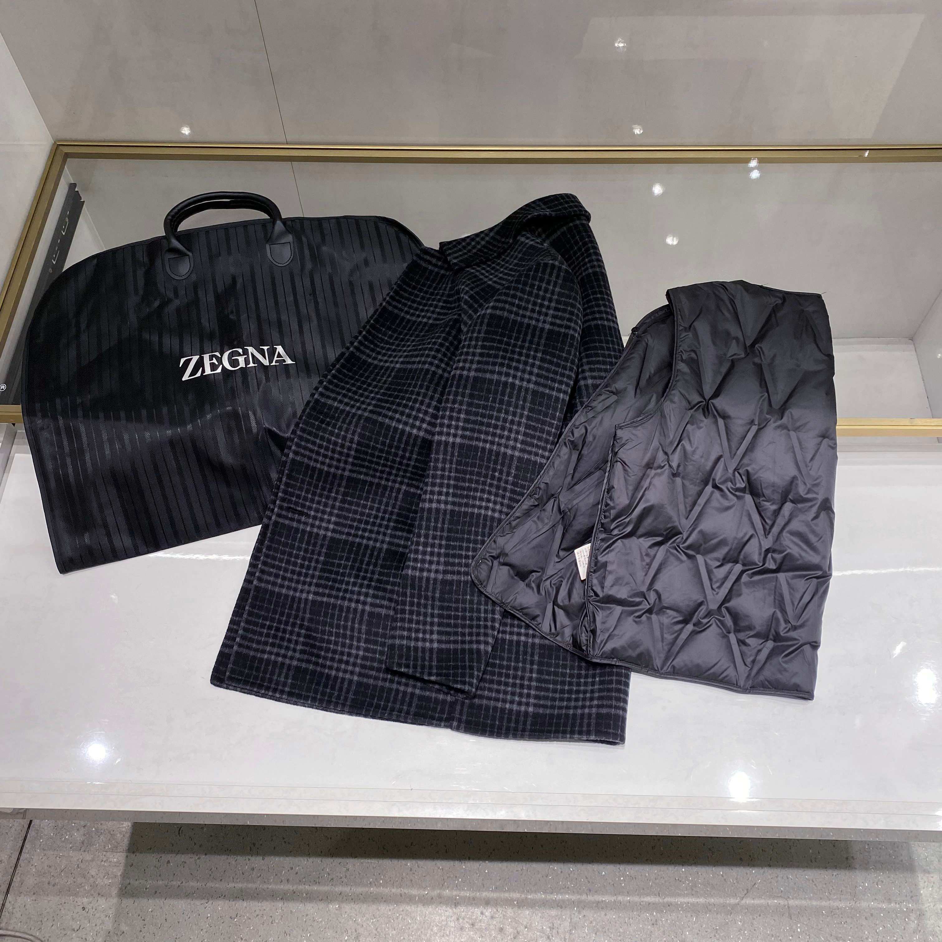 【典藏臻品】EZ家男士羊毛羽绒大衣｜意式格纹诠释摩登冬序】- 双重保暖系统：经典格纹与实用主义的融合外在