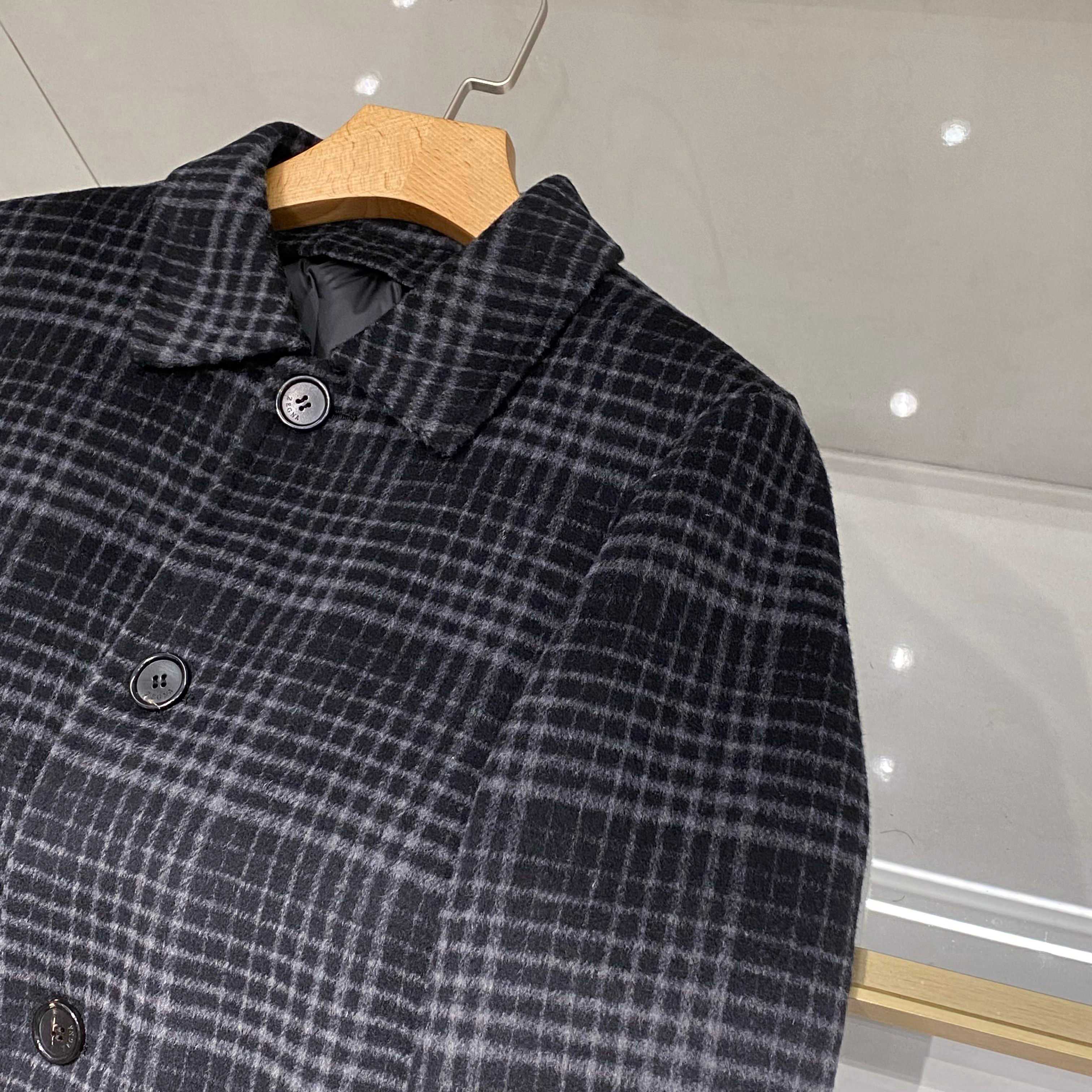 【典藏臻品】EZ家男士羊毛羽绒大衣｜意式格纹诠释摩登冬序】- 双重保暖系统：经典格纹与实用主义的融合外在