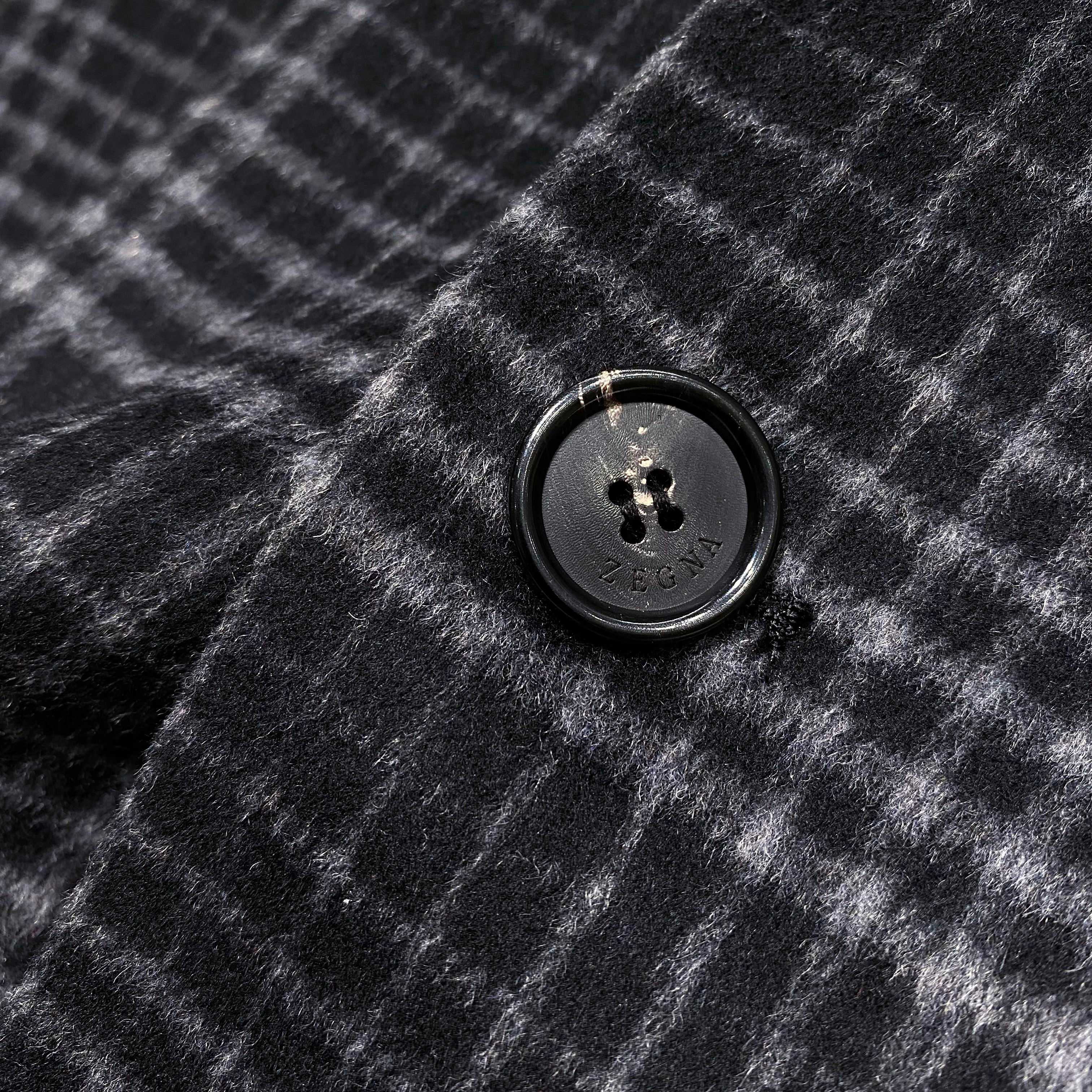 【典藏臻品】EZ家男士羊毛羽绒大衣｜意式格纹诠释摩登冬序】- 双重保暖系统：经典格纹与实用主义的融合外在