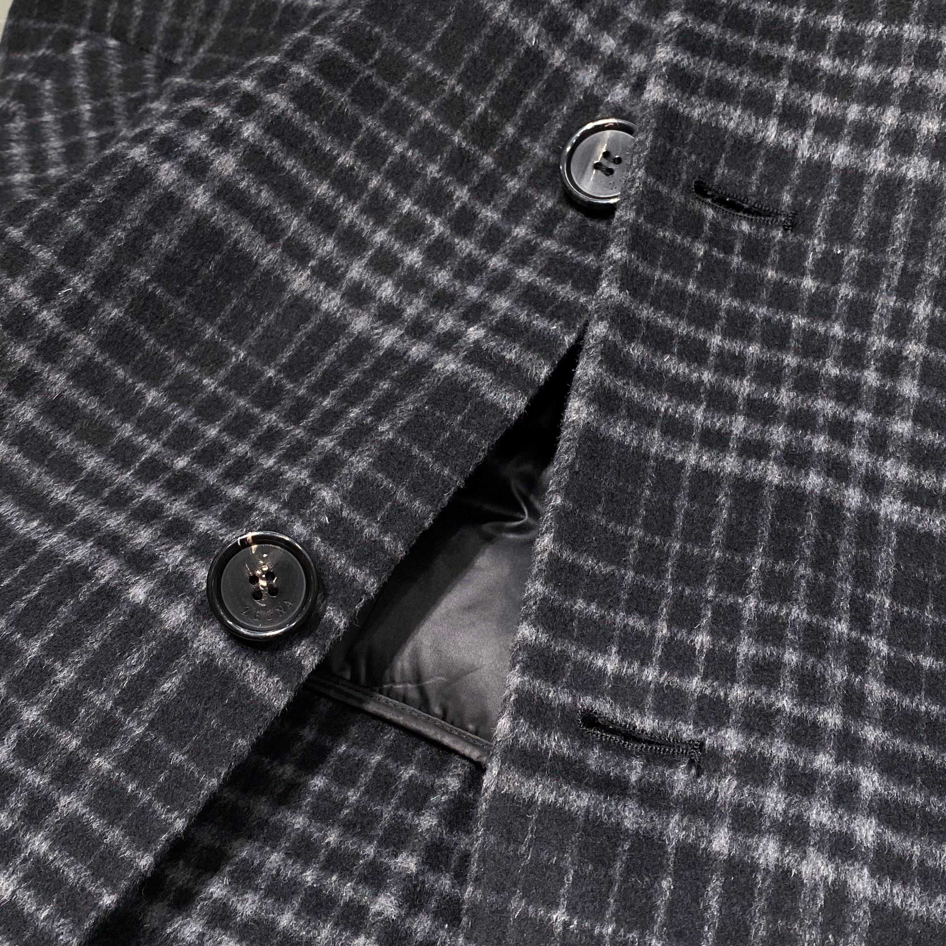 【典藏臻品】EZ家男士羊毛羽绒大衣｜意式格纹诠释摩登冬序】- 双重保暖系统：经典格纹与实用主义的融合外在