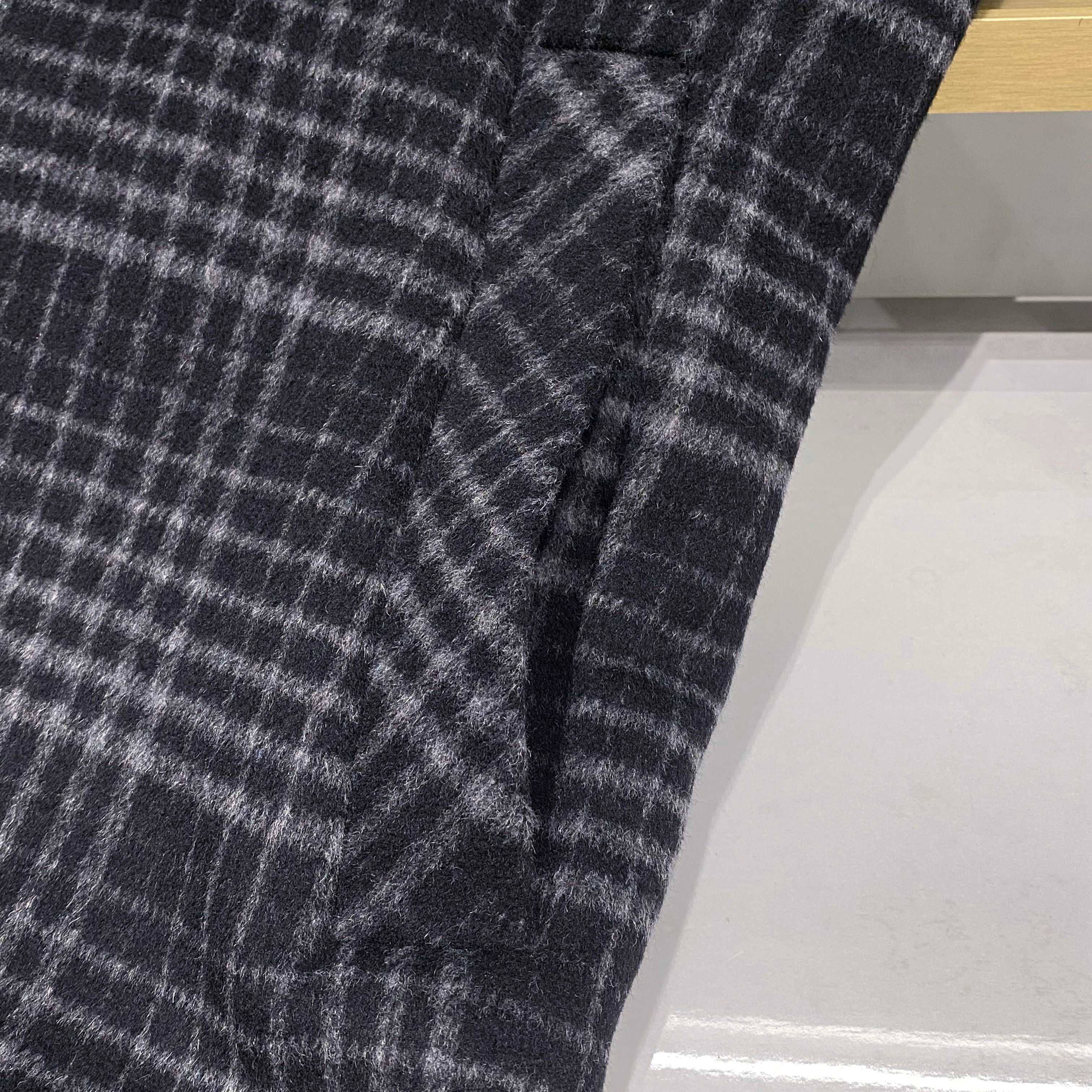 【典藏臻品】EZ家男士羊毛羽绒大衣｜意式格纹诠释摩登冬序】- 双重保暖系统：经典格纹与实用主义的融合外在