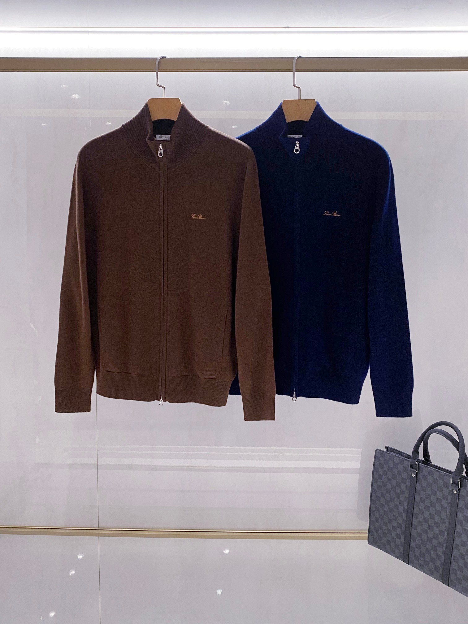 NO:596816,[Enjoy luxury and warmth, the elegant choice Loro Piana Knitted Series | Tenderness woven by details] - Material is language, and the touch tells luxury. It is woven using the brand's iconic knitting technology, and the surface of the fabric presents a delicate texture. The wool material has visually conveyed a sense of warmth, taking into account softness and skin-friendliness with good resilience, realizing the daily comfort philosophy of 'wearing lightly, wrapping warmly'. -Details bear witness to the inheritance of craftsmanship  The handwritten 'Loro Piana' brand logo is embroidered with gold silk thread on the left chest of the three-dimensional embroidery logo, forming a low-key contrast with the background color of the sweater, becoming the finishing touch of the overall simple design. The custom zipper system uses a silver metal zipper puller, which is round and smooth in shape, and the pull is smooth and non-stuck. The top is engraved with fine brand imprints, showing the ultimate control of practical details. Stand-up collar design language ribbed stand-up collar with zipper closure, the height of the collar can be adjusted according to needs, both windproof function and styling diversity  - Two-color interpretation of quiet aesthetics. The classic camel color is calm and warm, like a warm coffee in winter. It is easy to match with dark-colored bottoms to create a calm and restrained urban image. The deep sea ink blue is deep and rich in texture, showing subtle color changes in the light. Match it with light gray or khaki trousers to show the character of a modern gentleman. - Scenery dressing suggestions: Pair it with casual trousers of the same brand alone to create a complete and integrated texture look.  Wear a simple white shirt underneath, with a slightly raised collar that exposes the edge of the shirt, creating a sophisticated sense of hierarchy. Color: dark blue, camel, size: M-3XL, loro piana, sweaters, shirts, alexander wang19860909【奢享暖意,优雅之选Loro Piana 诺悠翩雅 针织系列｜细节织就的温柔风骨】 - 材质即语言,触感诉说奢华 采用品牌标志性针织工艺织就,面料表面呈现细腻肌理.羊毛材质在视觉上已传递出温暖感,兼顾柔软亲肤与良好回弹性,实现“穿得轻盈,裹得温暖”的日常舒适哲学. -细节见证匠心传承 立体刺绣标识左胸位置以金色丝线绣制手写体“Loro Piana”品牌标识,与毛衣底色形成低调对比,成为整体简约设计中的点睛之笔 定制拉链系统采用银色金属拉链头,造型圆润顺滑,拉合顺畅不卡顿,顶端刻有精细品牌印记,展现对实用细节的极致把控 立领设计语言罗纹立领搭配拉链开合,可随需求调节领口高度,兼具防风功能与造型多样性 -双色演绎静谧美学 经典驼色沉稳不失温度,犹如冬日里的暖咖,易于搭配深色系下装,塑造沉稳内敛的都市形象 深海墨蓝深邃而富有质感,在光线下呈现微妙色阶变化,与浅灰或卡其色裤装相配,尽显现代绅士品格 -场景化穿搭建议 单独搭配同品牌休闲长裤,打造完整一体的质感造型 内搭简约白衬衫,微立领口露出衬衫边缘,营造精致层次感 颜色深蓝,驼色,码数:M-3XL,,loro piana,sweaters,shirts,alexander wang,Men's clothing