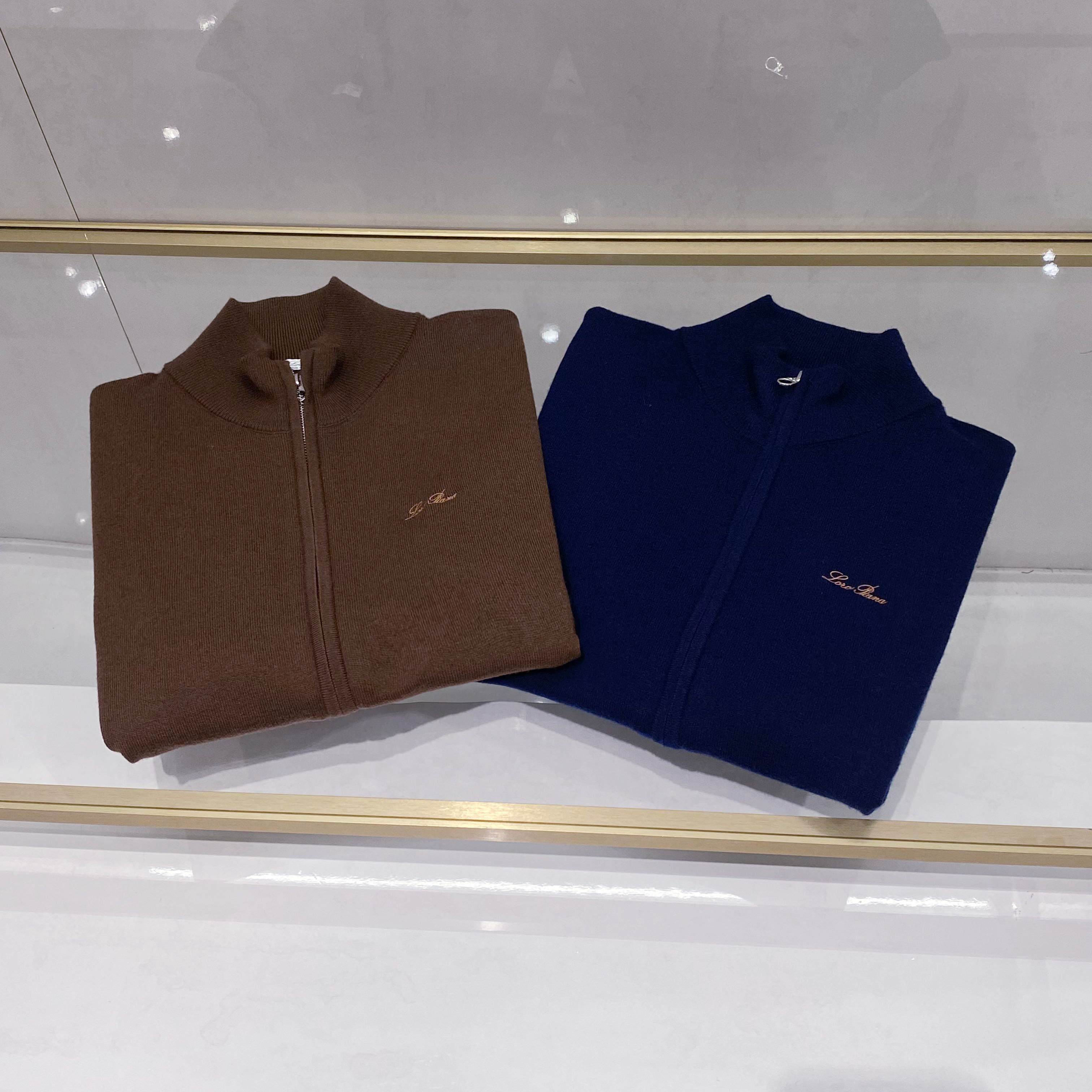 NO:596842,From the delicate weave of sweaters to the plaid language of accessories, Loro Piana interprets top quality in an unobtrusive way. Every detail - from the embroidered stitching to the smooth experience of the zipper, continues the brand's persistent pursuit of 'low-key luxury'.,,loro piana,sweaters,alexander wang19860909从毛衣的细腻织法到配饰的格纹语言,Loro Piana以不张扬的方式诠释顶级品质.每处细节——从刺绣的针脚到拉链的顺滑体验,都延续着品牌对“低调奢华”的执着追求.,,loro piana,sweaters,alexander wang,Men's clothing