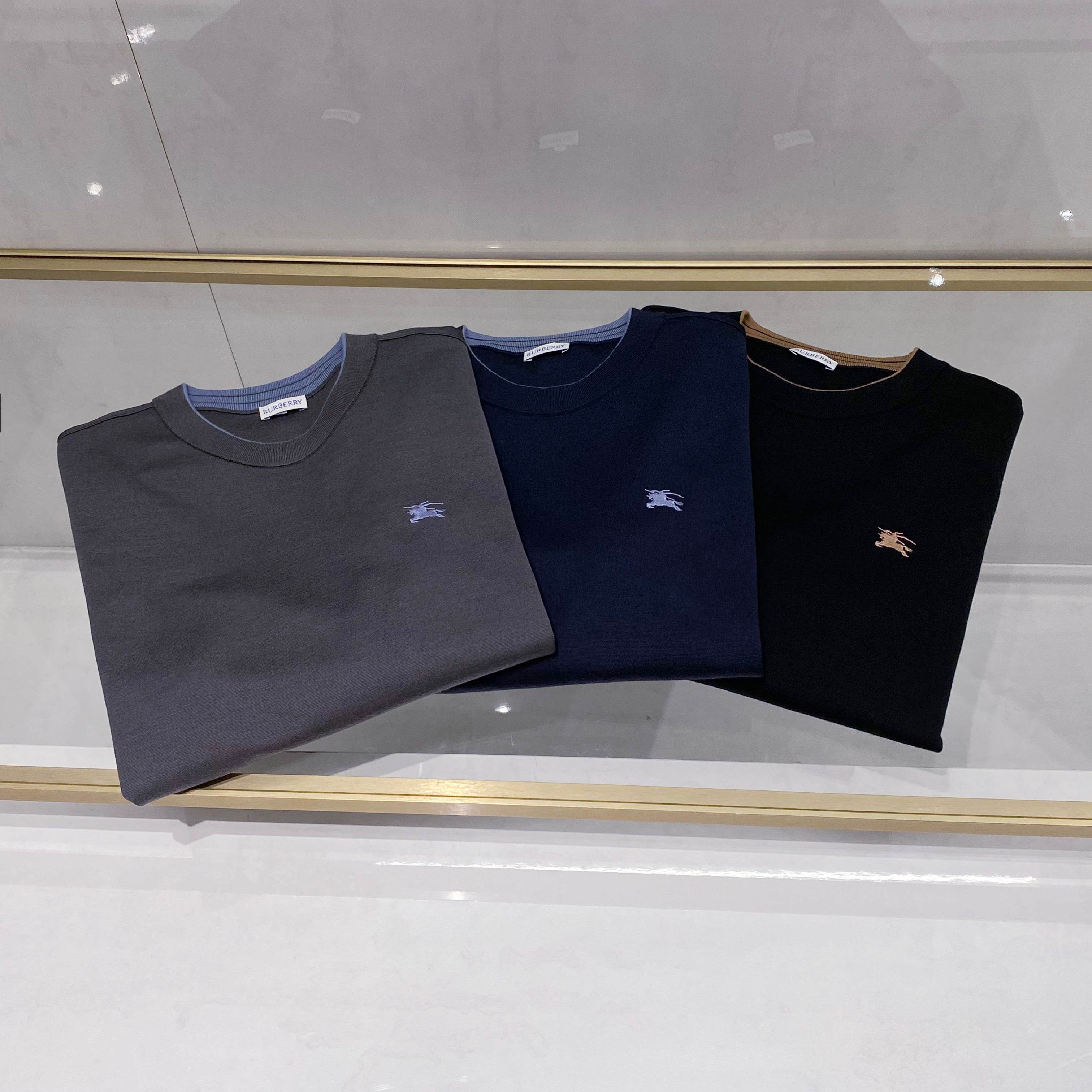 NO:596836,The three sweaters are displayed in a unified stack. From the overall silhouette to the embroidery details, BURBERRY continues BURBERRY's balance of classics and innovation. The dark gray plaid handbag is used as an accessory embellishment, which not only strengthens the brand's iconic elements, but also fully presents the British fashion matching philosophy.,,burberry,sweaters,alexander wang19860909三件毛衣采用统一叠放展示,从整体廓形到刺绣细节均延续BURBERRY对经典与创新的平衡.深灰格纹手提包作为配饰点缀,强化品牌标志性元素的同时,完整呈现英伦风尚的搭配哲学.,,burberry,sweaters,alexander wang,Men's clothing