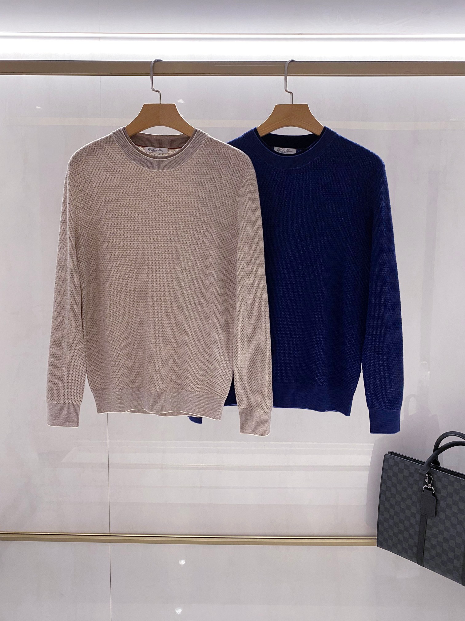 NO:596837,【Enjoy luxurious warmth, an elegant choice!  Loro Piana wool crew neck sweater | The soft epic of Italian fabrics] A high-quality sweater is not only a warm shelter, but also a fashion tool that shows off your taste. Carrying the original temperature of top-quality wool with a minimalist silhouette, Loro Piana's crew neck sweater weaves the softness of the Alps into daily wear. The light beige color is like soaking in the Mediterranean sunlight, and the dark blue is like the Tyrrhenian sea at midnight. When the two colors are juxtaposed, they interpret the idyllic color philosophy of Tuscany.  - Fabric details, witness the microcosm. The three-dimensional texture language sweater is woven with honeycomb stitching to form a waffle-like geometric depression. The reddish-brown seaming thread on the shoulder becomes a secret craftsmanship signature. - The inner side of the double-sided scheming neckline uses a contrasting color hemming process. The collision of off-white and dark blue quietly reveals aesthetic ingenuity when the collar is turned over.  The classic round neck design is simple and elegant. It is not only comfortable and versatile, but also cleverly modifies the neck line. Whether it is paired with casual jeans to show a casual and free style, or combined with formal suit pants to show a business style, it can be easily controlled to meet your dressing needs in different occasions. Color: light beige, dark blue, code number 48-56,, loro piana, jeans, sweaters, business suit, alexander wang19860909【奢享暖意,优雅之选！Loro Piana羊毛圆领毛衣｜意式织物的柔软史诗】一件高品质的毛衣不仅是温暖的庇护,更是彰显品味的时尚利器. 以极简轮廓承载顶级羊毛的原始温度,Loro Piana这款圆领毛衣将阿尔卑斯山脉的绵柔织入日常穿着.浅米色如浸泡过地中海日光,深蓝色似午夜时分的第勒尼安海面,双色并置时,演绎出托斯卡纳田园诗般的色彩哲学. -织物细节,见证微观宇宙 立体肌理语言毛衣采用蜂窝针法编织,形成如华夫格般的几何凹陷,肩部红棕色锁边线头成为隐秘的工艺签名. -双面穿着心机领口内侧采用对比色包边工艺,米白与深蓝的碰撞在翻转衣领时悄然流露审美巧思. 经典的圆领设计,简约大方,不仅舒适百搭,还能巧妙修饰颈部线条,无论是搭配休闲的牛仔裤展现随性洒脱,还是与正式的西装裤组合彰显商务风范,都能轻松驾驭,满足你不同场合的穿搭需求. 颜色:浅米色,深蓝色 码数48-56,,loro piana,jeans,sweaters,business suit,alexander wang,Men's clothing