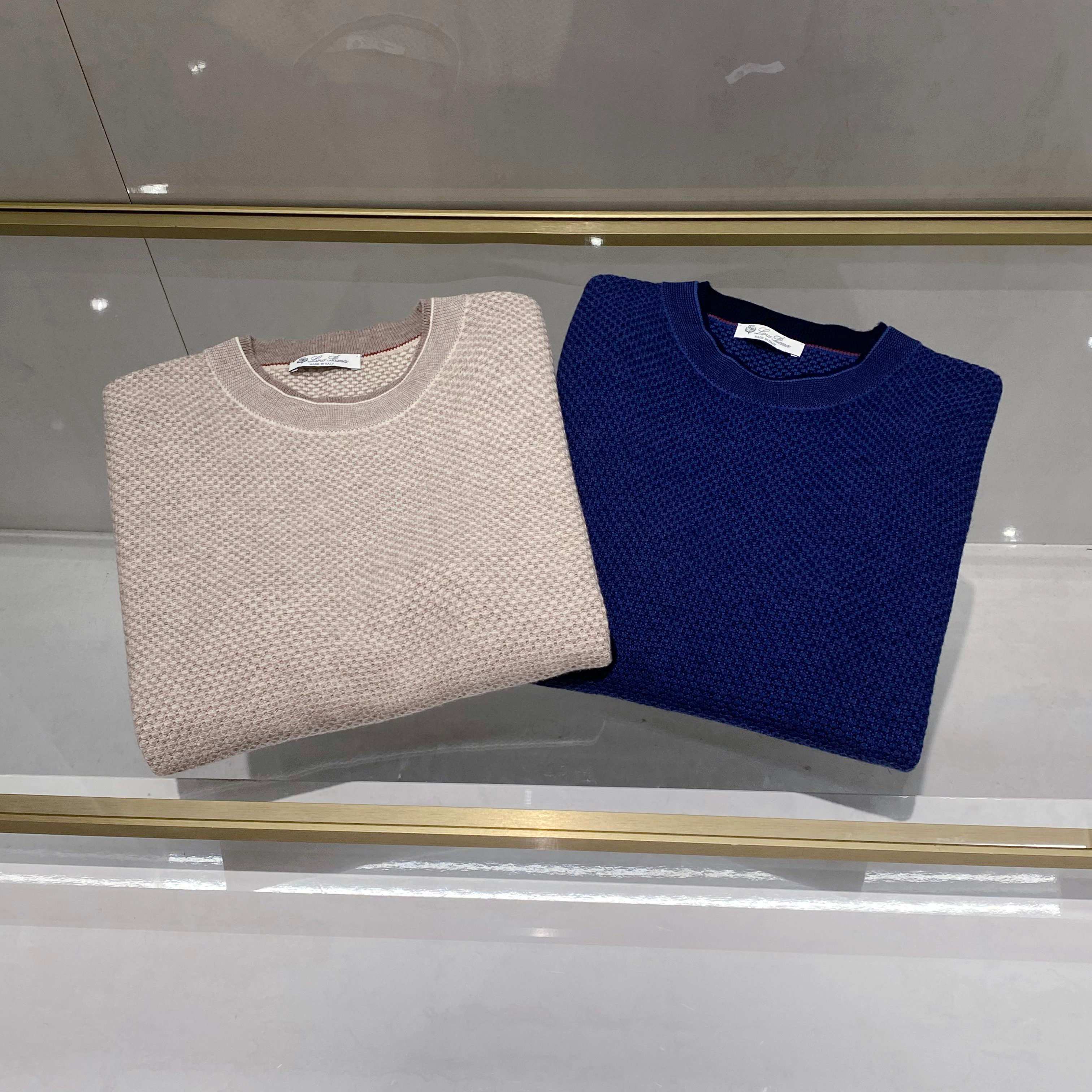 NO:596834,[Loro Piana crew neck sweater | The soft epic of Italian fabrics] A breathing wool artwork, allowing the honeycomb texture to record the trajectory of the sun, letting the cable stitches sing the tune of the mountain breeze, and touching the soft soul of Italy in the friction sound of skin and fabric.,,loro piana,sweaters,alexander wang19860909【Loro Piana圆领毛衣｜意式织物的柔软史诗】 一件会呼吸的羊毛艺术品,让蜂窝织理记录阳光的轨迹,让绞花针脚吟唱山风的小调,在肌肤与织物的摩擦声里触摸意大利的柔软灵魂.,,loro piana,sweaters,alexander wang,Men's clothing