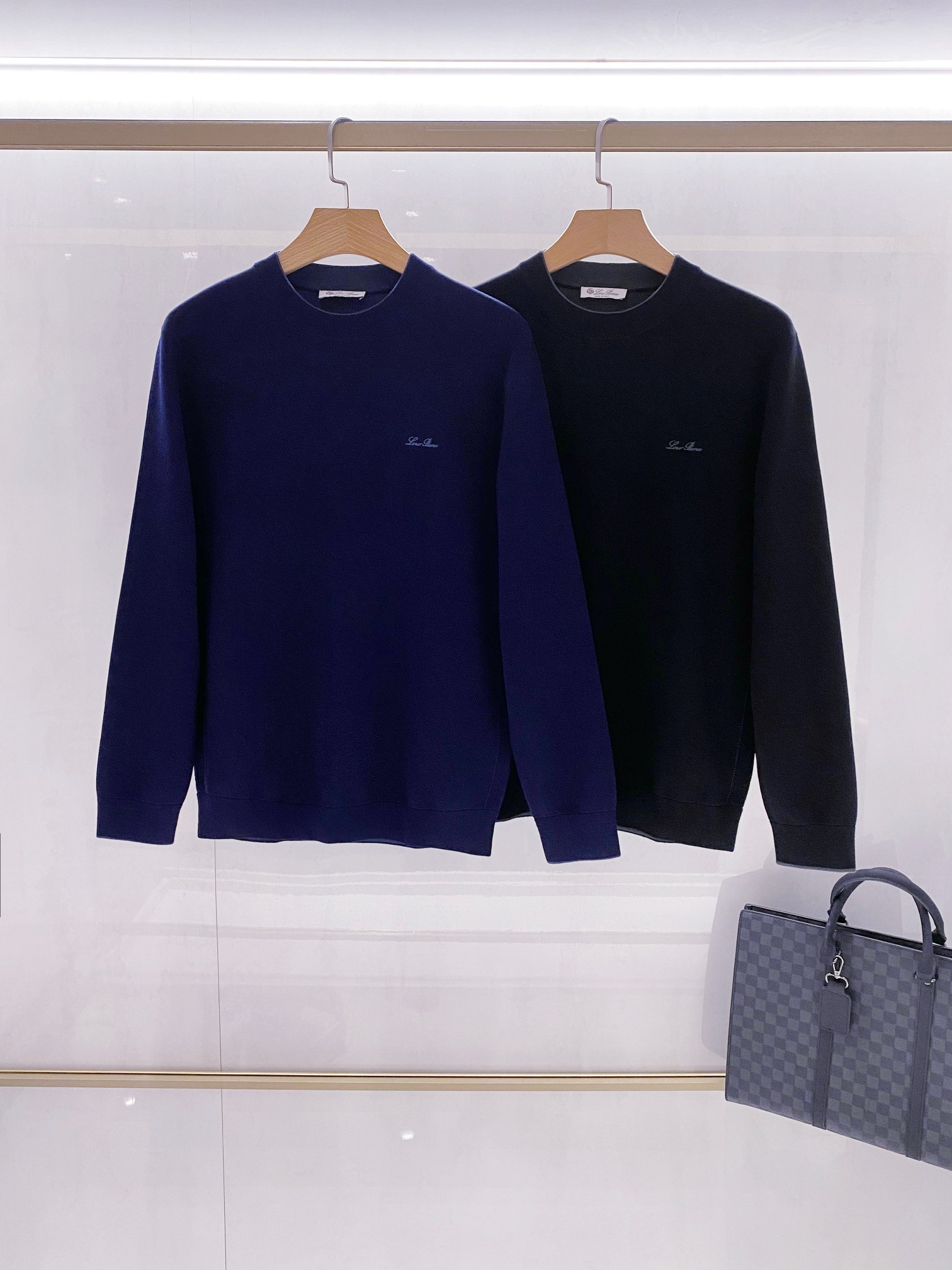 NO:596831,[Versatile LP crew neck men's sweater, a major hit | Touching the soft time of the Italian foothills] When the top wool meets the Italian weaving philosophy, it creates a gentle epic of this crew neck sweater. Navy blue is like the late night of the Adriatic Sea, and black is like the truffle soil of Tuscany. When the two colors are juxtaposed, they outline an eternal classic color narrative. - Deep in the texture, you can glimpse the universe of ingenuity. The hidden badge aesthetic is finely embroidered on the left chest 'Loro'  Piana' cursive logo, contrasting embroidery threads float on the dark fabric with a hazy halo, like the traces of moonlight passing over the snowfield. The scenery inside the neckline is opened to the crisp ribbed collar, and the contrasting inner hemming process is visible. The navy version is equipped with midnight blue satin, and the black version is lined with dark green mercerized lining, becoming a private dialogue between the wearer and the clothes - the resonance of symbols and temperature. The label on the back of the neck is inscribed with 'MADE IN' in retro fonts  ITALY', like a quality passport that travels through the foothills of the Alps. It ensures that the smooth silhouette is maintained during activities and the stitches disappear invisible. -Poetic deconstruction of the wearing scene. The navy blue model is paired with a white linen shirt, and the slightly exposed white edge of the collar echoes the chest logo, achieving the golden rule of business casualness. When the black model is worn alone, the slight luster of the fabric itself enhances the sophistication of the overall shape, and the contrasting hemming exposed when the cuffs are rolled up becomes a clever footnote. Color: dark blue, black  Size:48-56,,loro piana,loro piana,sweaters,shirts,gold,alexander wang19860909【百搭LP圆领男士毛衣,重磅出击｜触摸意大利山麓的柔软时光】 当顶级羊毛与意式织造哲学相遇,便成就了这款圆领毛衣的温柔史诗.藏青如亚得里亚海的深夜,墨黑似托斯卡纳的松露土壤,双色并置时,勾勒出永恒经典的色彩叙事. -织理深处,窥见匠心宇宙 隐秘的徽章美学左胸处精绣'Loro Piana'草书标识,撞色绣花线在深色织物上浮起朦胧光晕,如雪原上掠过的月光痕迹 领口内的风景翻开挺括罗纹领缘,可见对比色内包边工艺,藏青款配午夜蓝缎面,黑色款衬墨绿丝光衬里,成为穿着者与衣物之间的私密对话 -符号与温度的共鸣 颈后标签以复古字体铭刻'MADE IN ITALY',如同穿越阿尔卑斯山麓的品质护照.确保活动时依旧保持流畅轮廓,让针脚消失于无形. -穿着场景的诗意解构 藏青色款搭配白色麻纹衬衫,领口微露的白色边缘与胸标呼应,成就商务休闲的黄金法则 黑色款单穿时,依靠织物本身的微光泽提升整体造型的精致度,袖口挽起时露出的对比色包边成为巧妙注脚 颜色:深蓝,黑色 码数:48-56,,loro piana,loro piana,sweaters,shirts,gold,alexander wang,Men's clothing