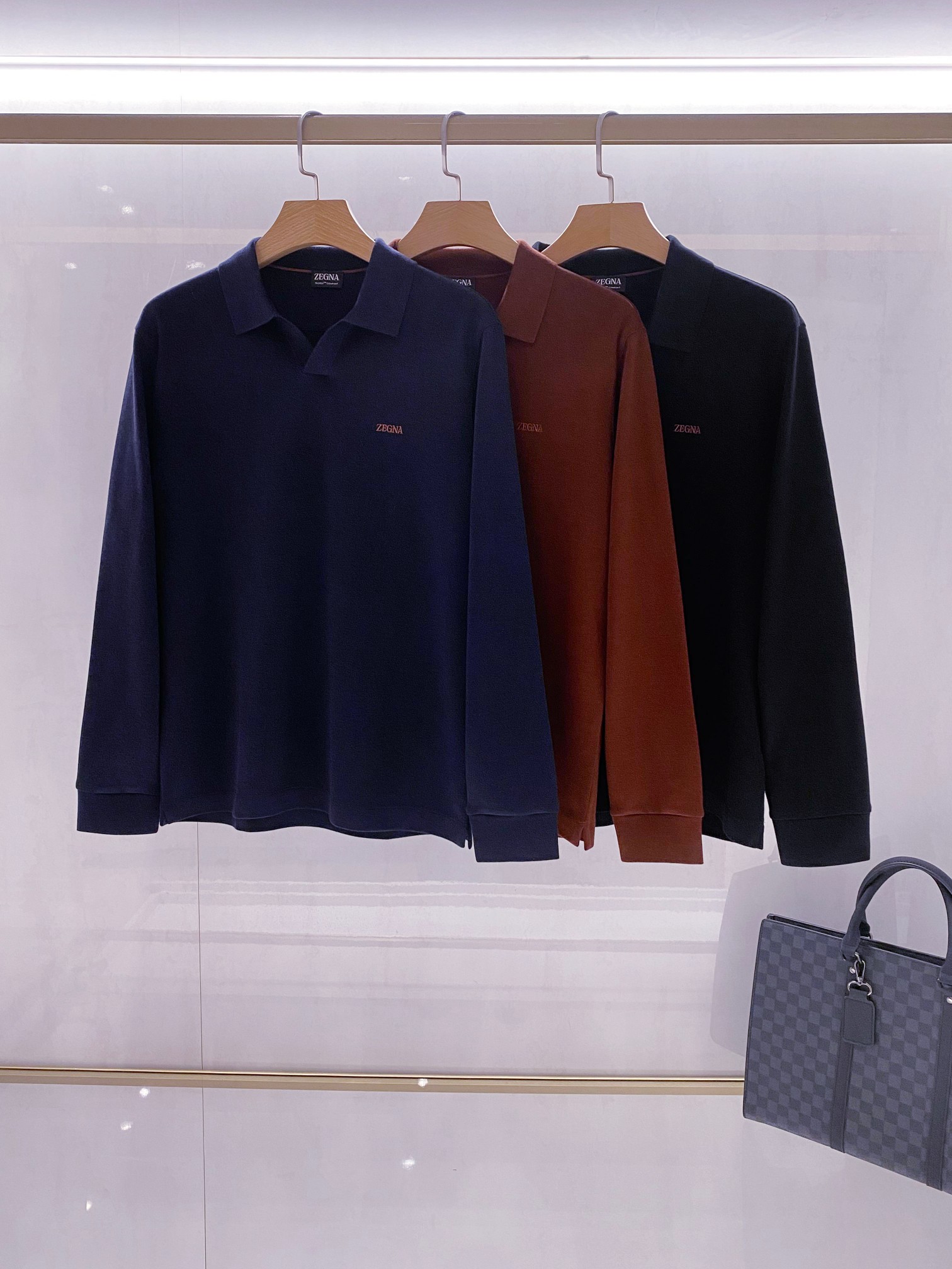 NO:596820,[EZ's latest Polo collar woolen sweater | Italian elegant texture statement] When the Tuscan sunshine blends into the yarn, the texture legend of this Polo collar woolen sweater is woven. The deep blue is like the deep twilight of the Tyrrhenian Sea, the brown tone is like the mellowness of aged wine pulp, and the black is like the calmness of the Tuscan land - the three colors are calmly arrayed on the wooden hangers, using colors to compose an eternal and classic trio of elegance. - Deep in the details, you can see the Italian ingenuity.  The exquisite scale of the badge aesthetics and the deep khaki 'ZEGNA' logo on the left chest are outlined with precision embroidery technology, becoming the finishing touch in the simple design!  -The art of balancing craftsmanship and comfort. TROFEO comfortable fabric combines high-quality wool and innovative fibers to achieve a delicate and soft touch through precision weaving technology. The Polo collar adopts three-dimensional tailoring to ensure that it remains crisp after multiple wears. The gradient rhythm presented by the three-color stack shows the ability to seamlessly switch from business occasions to leisure life. -Quality testimony Each wool sweater has a brand logo sewn on the inside, 'MADE IN'  The imprint of 'ITALY' is not only an indication of origin, but also a commitment to excellent quality. From the precision stitching of the collar rib to the perfect edge trimming of the hem, Zegna's dedication to quality is reflected in every aspect!  Scenario-based dressing solutions. The dark blue model is paired with trousers of the same color to reproduce the elegance of the Mediterranean coast. The brown model is combined with khaki casual pants to express the Italian feelings under the warm autumn sun. When the black model is worn alone, it relies on the micro-gloss of the fabric itself to achieve a classic look that will never fade. Color: black, dark blue, brown-red. Size: 48-56, zegna, alexander wang19860909【EZ家最新POLO领羊毛衫 | 意式优雅的织理宣言】 当托斯卡纳的阳光融入纱线,便织就了这款Polo领羊毛衫的质感传奇.深蓝如第勒尼安海的深邃暮色,棕色调似陈年葡萄酒浆的醇厚,墨黑若托斯卡纳土地的沉静——三色在木质衣架上从容列阵,以色彩谱写出永恒经典的优雅三重奏. -细节深处,窥见意式匠心 徽章美学的精妙刻度左胸深卡其'ZEGNA'标识以精密刺绣工艺勾勒,在简约设计中成为点睛之笔！ -匠心与舒适的平衡艺术 TROFEO舒适面料融合优质羊毛与创新纤维,通过精密织造工艺达成细腻柔软的触感.Polo领型采用立体剪裁,确保多次穿着后仍保持挺括形态.三色叠放呈现的渐变韵律,展现从商务场合到休闲生活的无缝切换能力. -品质见证 每件羊毛衫均在内侧缝制品牌标识,'MADE IN ITALY'的烙印不仅是产地标识,更是卓越品质的承诺.从领口罗纹的精密针脚到下摆的完美收边,处处体现杰尼亚对品质的执着！ 场景化着装解决方案 深蓝色款搭配同色系长裤,重现地中海沿岸的优雅风度 棕色款与卡其色休闲裤组合,演绎秋日暖阳下的意式情怀 黑色款单穿时依靠织物本身的微光泽,成就永不褪色的经典造型 颜色:黑色,深蓝,棕红色 码数:48-56,,zegna,alexander wang,Men's clothing