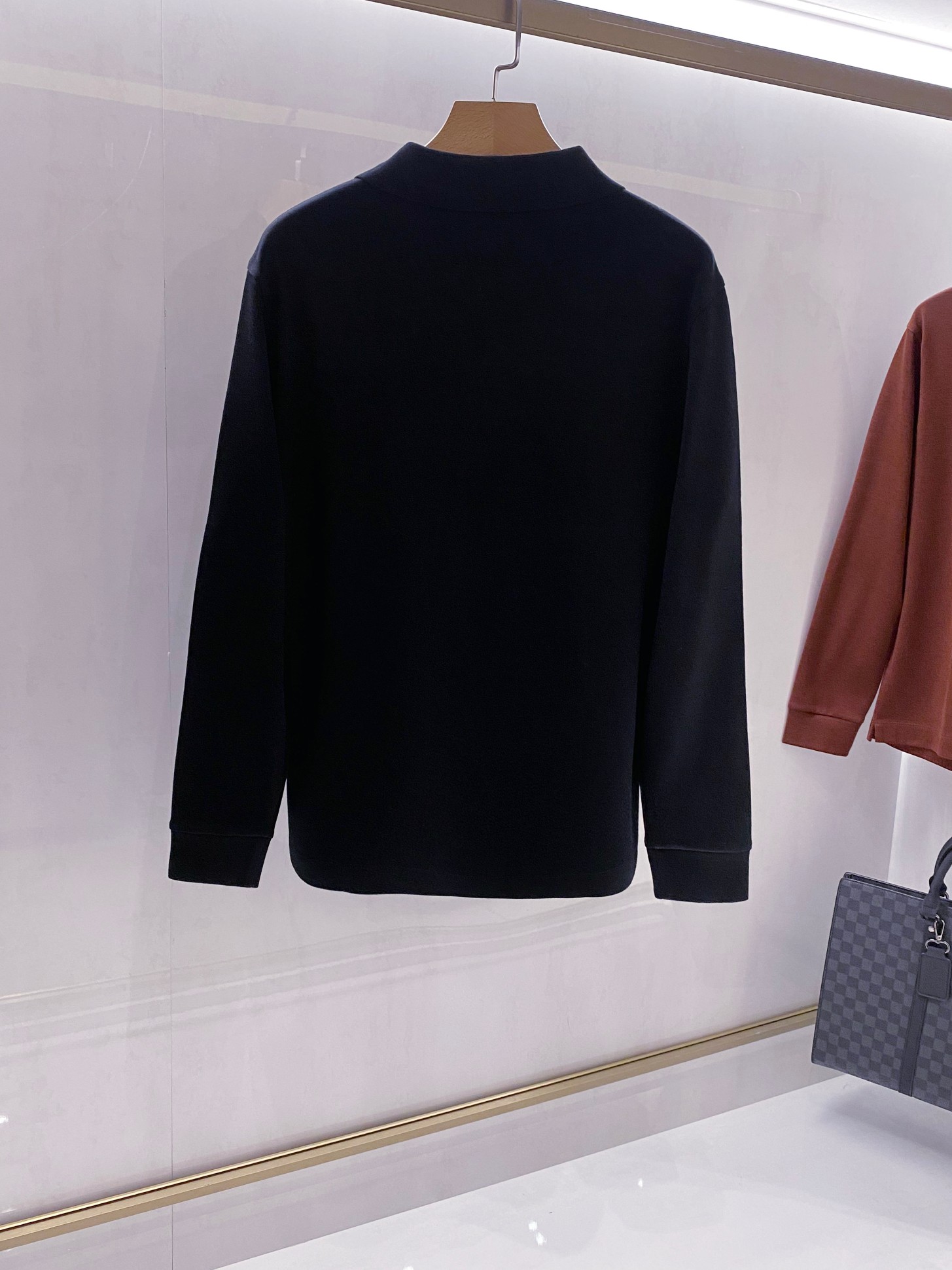 【EZ家最新POLO领羊毛衫 | 意式优雅的织理宣言】当托斯卡纳的阳光融入纱线，便织就了这款Polo领羊