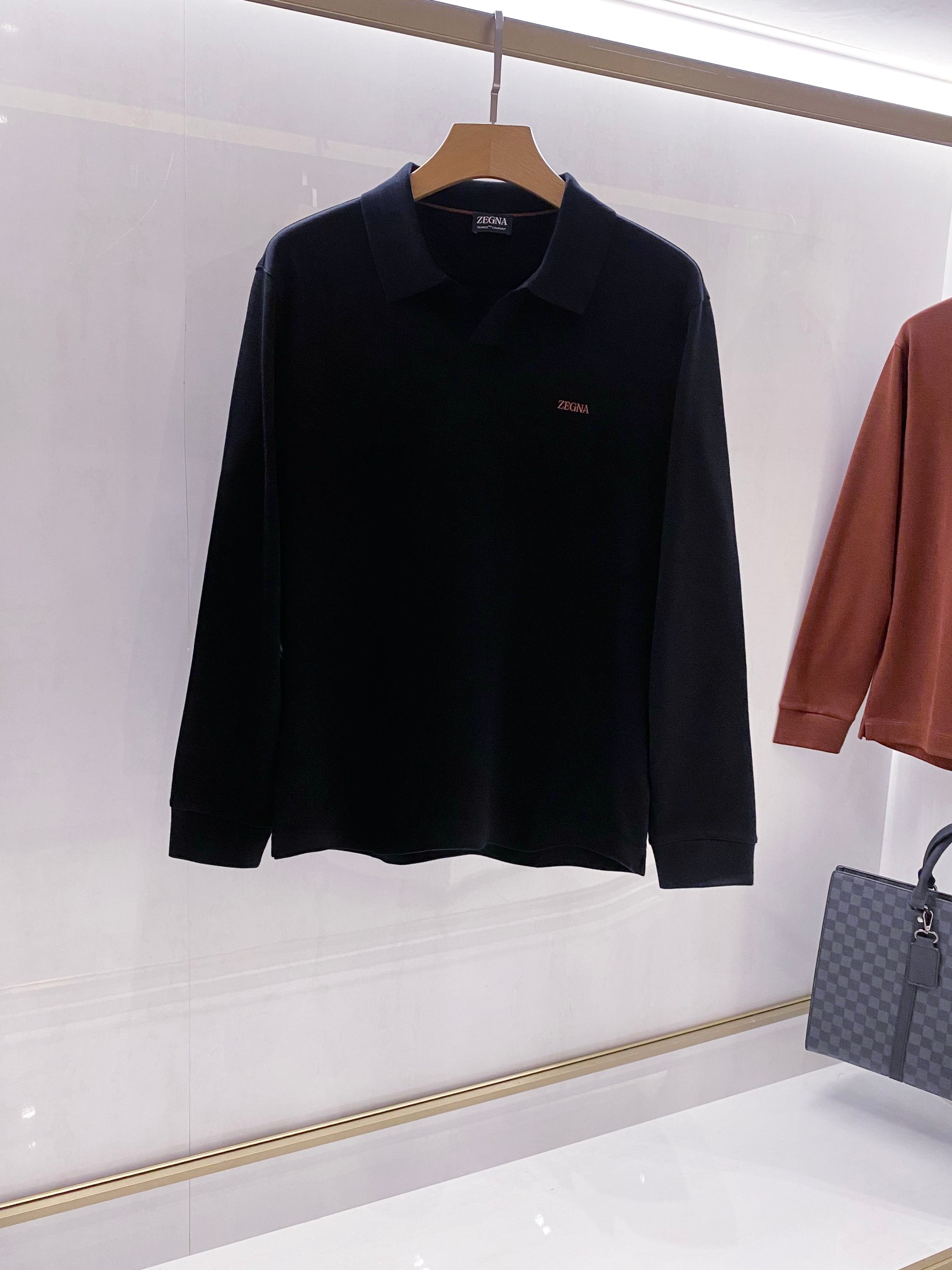 【EZ家最新POLO领羊毛衫 | 意式优雅的织理宣言】当托斯卡纳的阳光融入纱线，便织就了这款Polo领羊