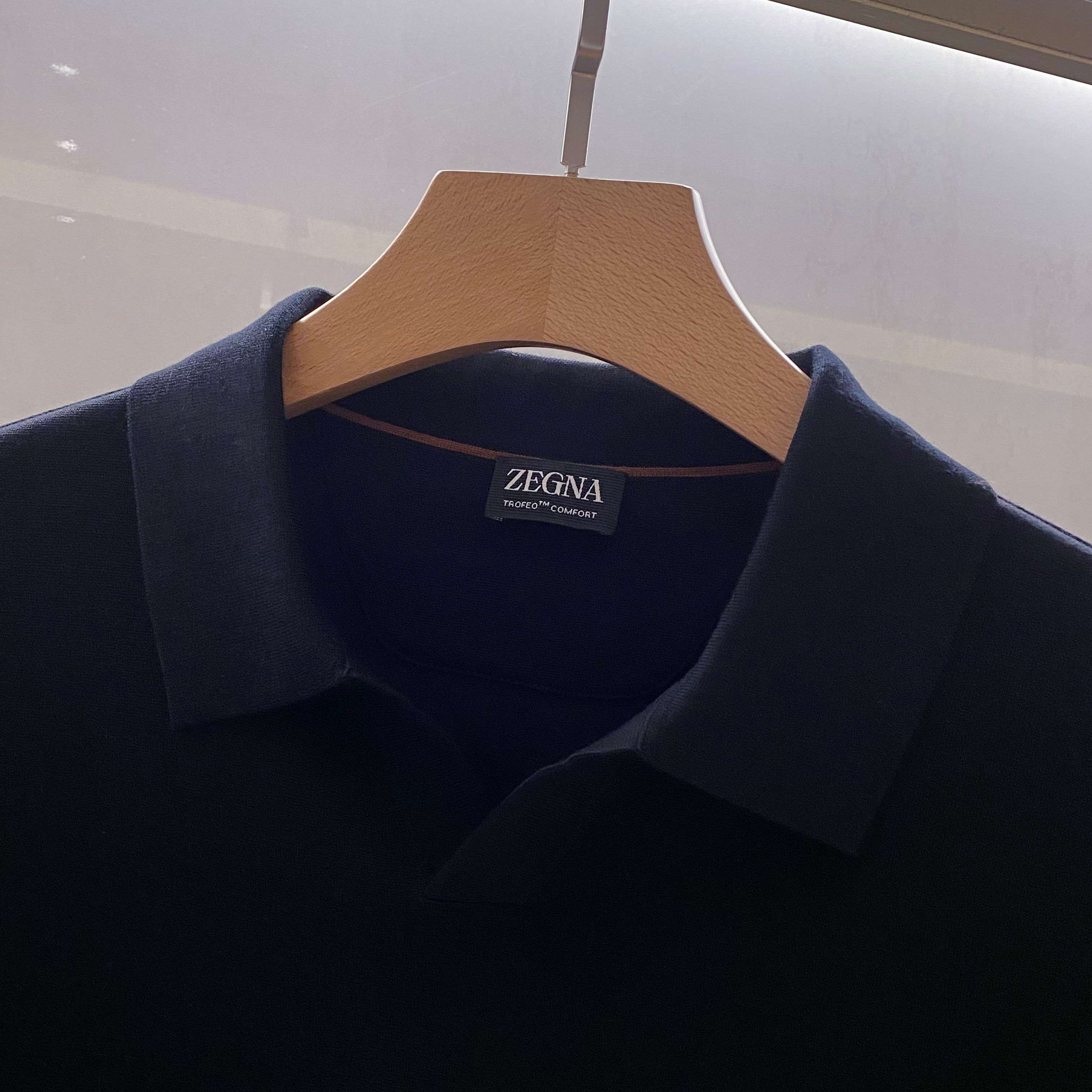 【EZ家最新POLO领羊毛衫 | 意式优雅的织理宣言】当托斯卡纳的阳光融入纱线，便织就了这款Polo领羊