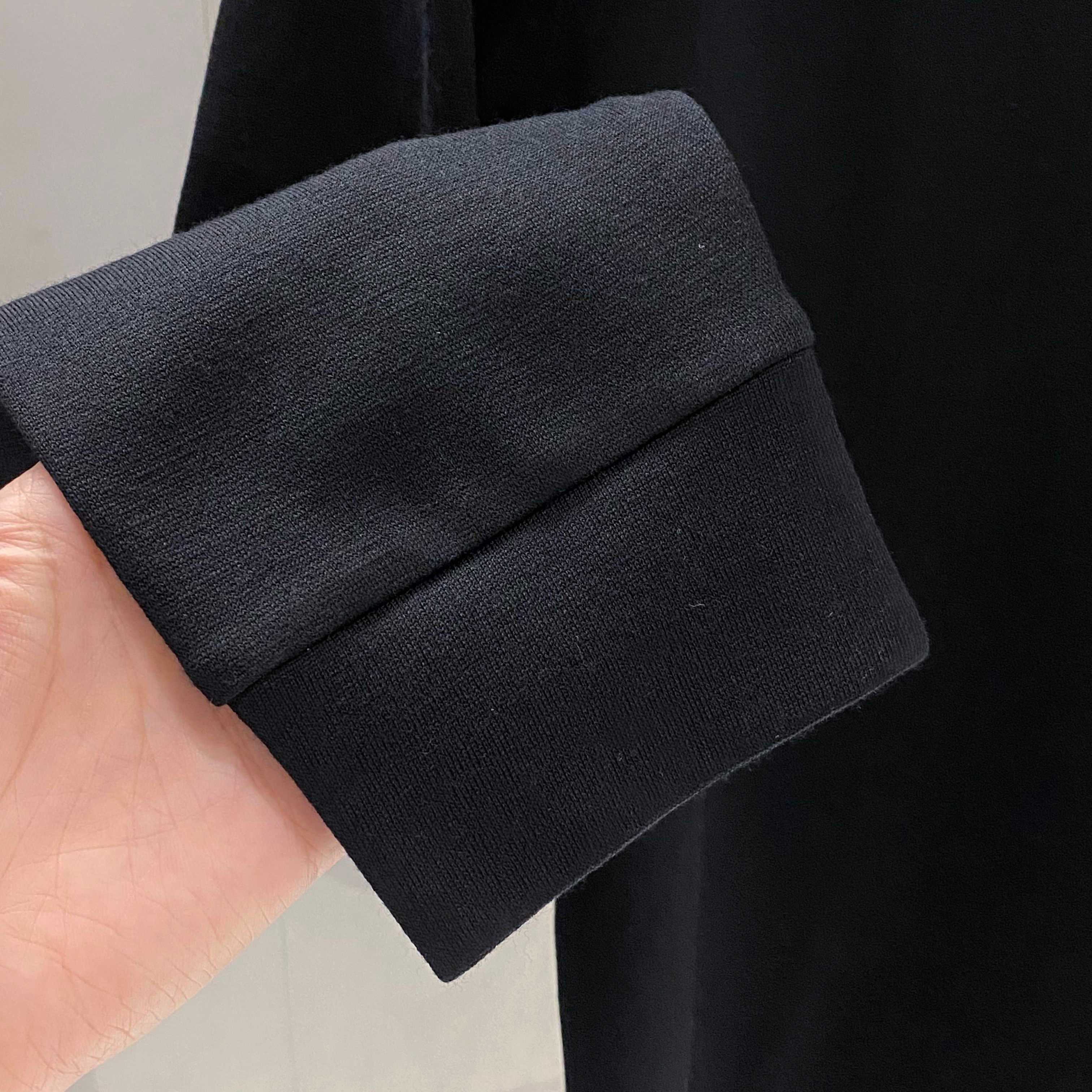 【EZ家最新POLO领羊毛衫 | 意式优雅的织理宣言】当托斯卡纳的阳光融入纱线，便织就了这款Polo领羊