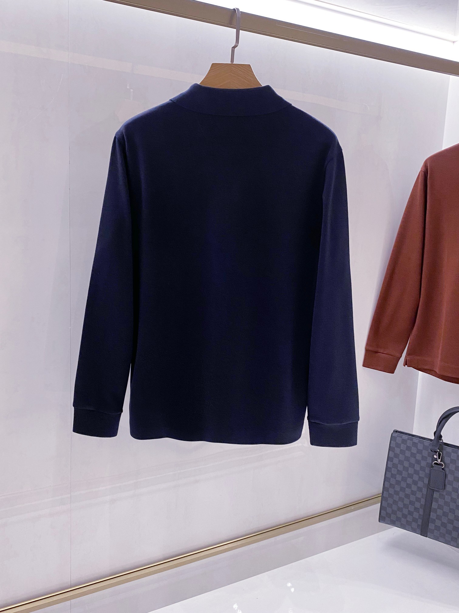 【EZ家最新POLO领羊毛衫 | 意式优雅的织理宣言】当托斯卡纳的阳光融入纱线，便织就了这款Polo领羊