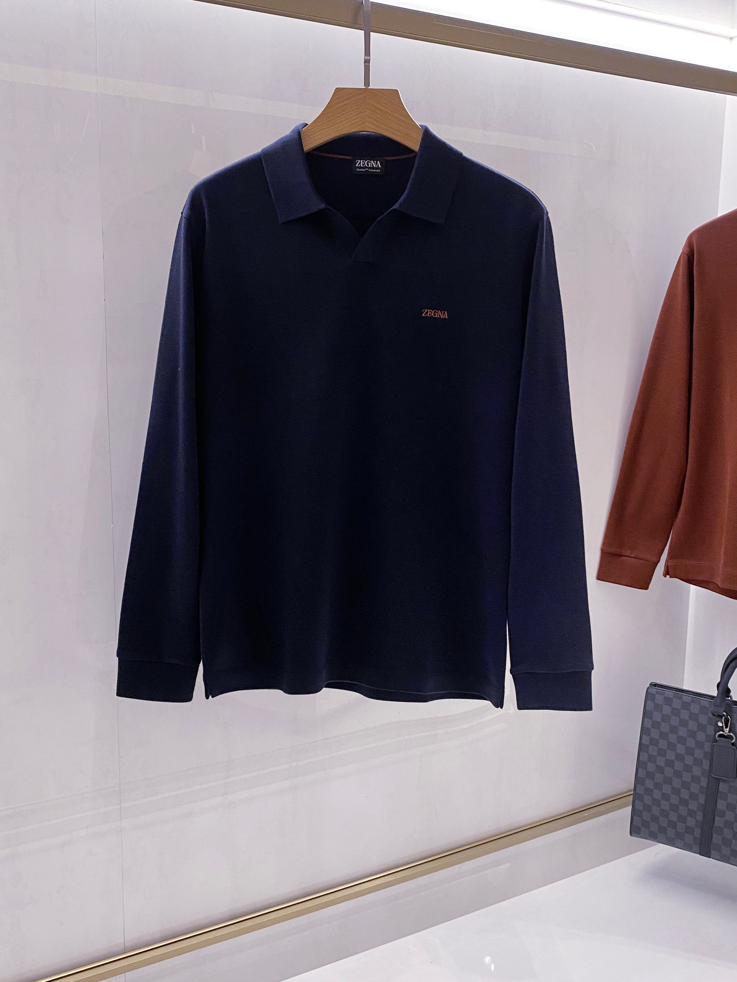 【EZ家最新POLO领羊毛衫 | 意式优雅的织理宣言】当托斯卡纳的阳光融入纱线，便织就了这款Polo领羊