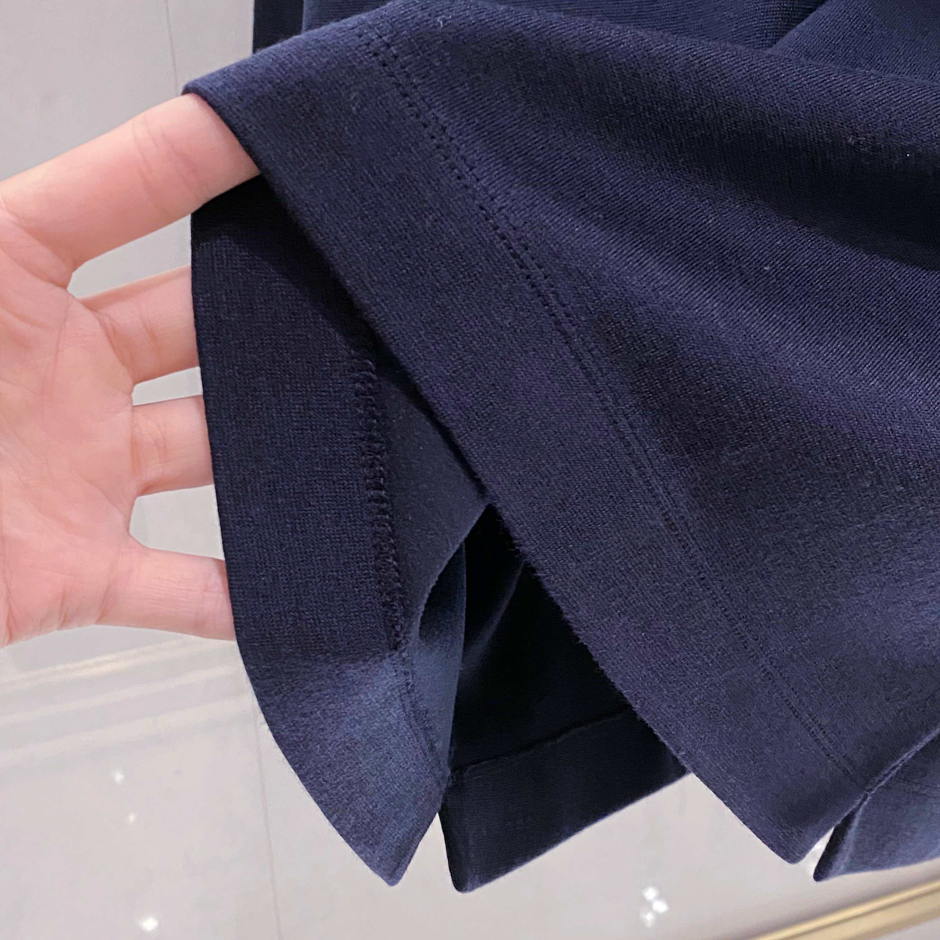 【EZ家最新POLO领羊毛衫 | 意式优雅的织理宣言】当托斯卡纳的阳光融入纱线，便织就了这款Polo领羊