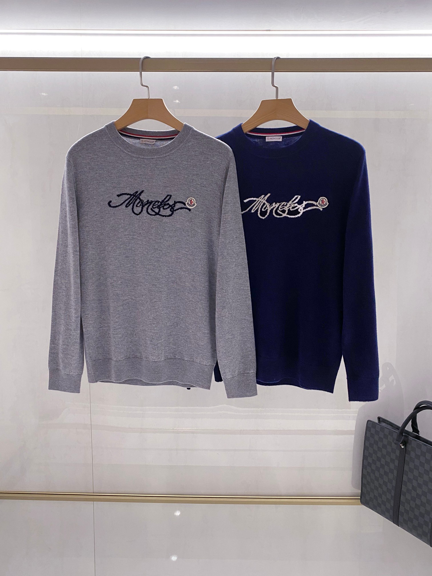 NO:596843,[Mongolian sweater | The fusion of snow mountain genes and urban elegance] When the harsh atmosphere of the Alps meets the knitting needle art of Milan, this round-neck sweater is born that interprets the concept of 'soft luxury'. The light gray is like the rock wall in the early morning after snow, and the dark blue is like the alpine lake in the twilight, with simple outlines to interpret the wisdom of dressing across scenes. - Detailed details, witness the inheritance of genes.  Double logo aesthetic: The handwritten 'Moncler' embroidery on the left chest freezes French romance with flowing brushstrokes. The circular badge on the right seals the brand's mountaineering genes - the red and blue flags surround the white snow-capped mountains, forming a color matrix with the red, white and blue ribs on the collar!  - A close-up shot of texture code analysis reveals precision stitching. The weaving method with over 200 stitches per inch forms a temperature-locking air layer. The gray material has a subtle velvet feel, while the dark blue model reveals a mercerized luster - The symbiosis philosophy of technology and nature  It uses alpine merino wool yarn, and the collar rib adopts spiral reinforced weaving to ensure that the initial elasticity is maintained after multiple wears. The three-color lining not only pays tribute to the colors of the French flag, but also achieves visual temperature adjustment through differentiated stitching colors (gray model with red, white and blue, dark blue model with contrasting colors). - Recommended matching for wearing scenes. The light gray model is paired with white casual pants. The slightly exposed three-color ribbing on the collar echoes the color of the badge, demonstrating the calm transition from a ski cabin to an urban cafe!  When worn alone, the dark blue model relies on the micro-gloss of the fabric to enhance the texture. The colorful lining exposed when the cuffs are rolled up becomes a clever fashion note!  Color: gray, black Size: 48/M-56/3XL, Moncler, sweaters, alexander wang19860909【蒙口毛衣针织衫｜雪山基因与都市优雅的织就融合】 当阿尔卑斯山的凛冽气息遇见米兰的织针艺术,便诞生了这款诠释'软奢华'理念的圆领针织衫.浅灰如雪后初霁的岩壁,深蓝似暮色中的高山湖,以简约轮廓演绎跨越场景的穿着智慧. -细节深处,见证基因传承 双重标识美学左胸手写体'Moncler'刺绣以流动笔触定格法式浪漫,右侧圆形徽章封印品牌登山基因——红蓝旗帜环绕白色雪山,与领口红白蓝三色罗纹构成色彩矩阵！ -织理密码解析特写镜头揭露精密针脚,每英寸超200针的织法形成锁温空气层,灰色款材质呈现细微绒感,深蓝款则流露丝光光泽 -科技与自然的共生哲学 采用高山美利奴羊毛纱线,领口罗纹采用螺旋式加固织法,确保多次穿着后仍保持初始弹力.三色内衬不仅是对法国国旗色的致敬,更通过差异化缝线色彩（灰色款配红白蓝,深蓝款配对比色）实现视觉温度调节. -穿着场景搭配推荐 浅灰色款搭配白色休闲裤,领口微露的三色罗纹与徽章色彩呼应,演绎雪场小屋到都市咖啡馆的从容转换！ 深蓝色款单穿时依靠织物微光泽提升质感,袖口挽起时露出的彩色内衬成为巧妙的时尚注！ 颜色:灰色,黑色 码数:48/M-56/3XL,,Moncler,sweaters,alexander wang,Men's clothing