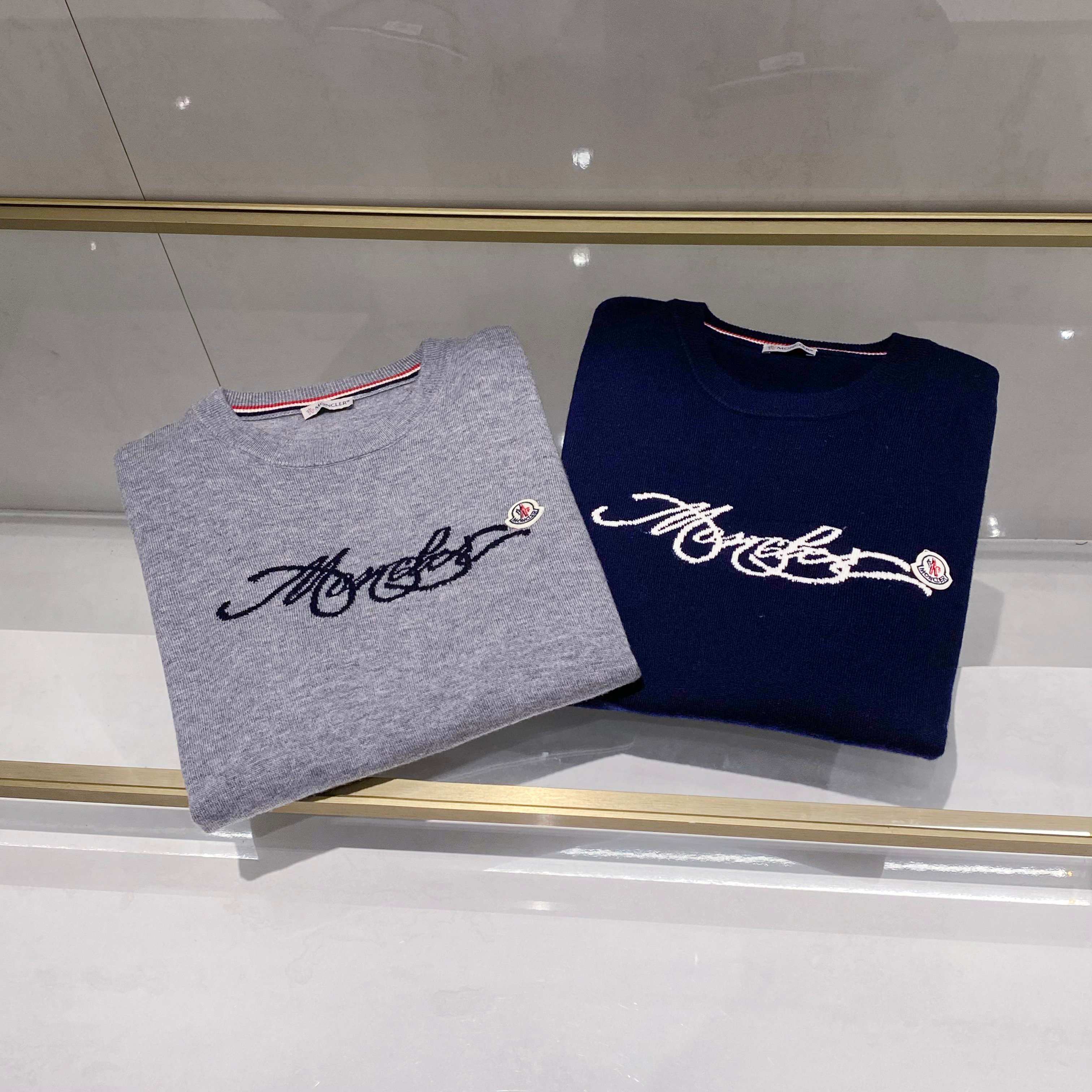 NO:596840,—Mengkou This sweater is not only a knitted sweater, but also a wearable Alpine style. Let the adventurous spirit above the snow line be integrated into daily clothing. In every touch of stitches and skin, feel the dual rhythm of snowy mountains and city.,,Moncler,sweaters,alexander wang19860909—蒙口这款毛衣不仅是件针织毛衫,更是可穿着的阿尔卑斯山风.让雪线之上的冒险精神融入日常衣着,在每一次针脚与肌肤的触碰中,感受雪山与都市的双重韵律.,,Moncler,sweaters,alexander wang,Men's clothing