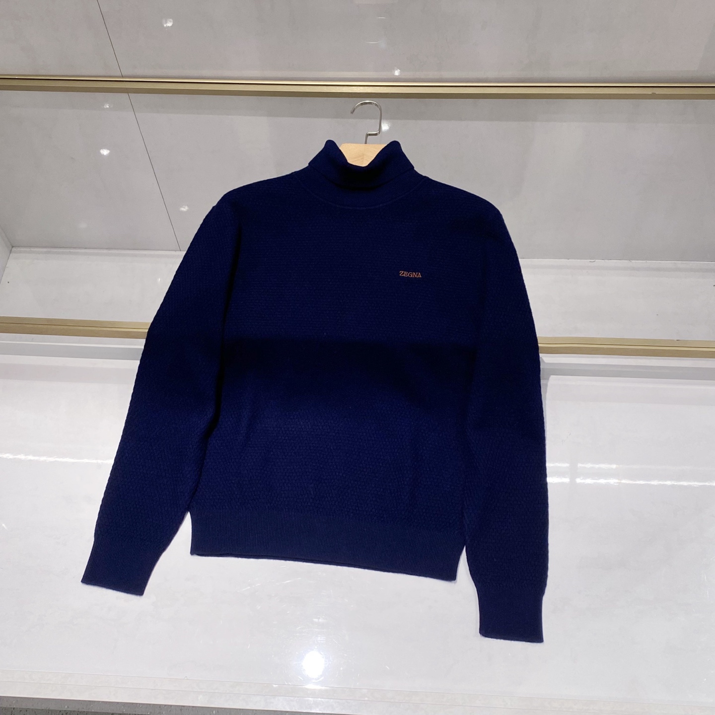 NO:646743,[Luxury warmth, a classic choice] EZ turtleneck sweater | A lightweight piece of urban elegance and pragmatism. Woven from the finest wool, soft, warm and breathable. The half-zip design is smart and practical, and the brand embroidery hides the style. The slim fit is neat and visible, and it is easy to handle both business and leisure elegance.,,sweaters,alexander wang19860909【奢享暖意,经典之选】EZ家高领毛衣｜都市优雅与实用主义的轻盈之作 至臻羊毛织就,软暖透气.半拉链设计灵动实用,品牌刺绣暗藏格调.修身版型利落显型,轻松拿捏商务与休闲双重优雅.,,sweaters,alexander wang,Men's clothing